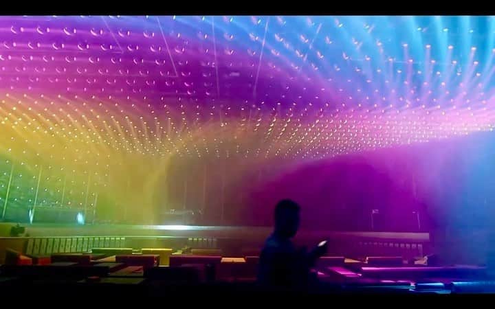 猪子寿之のインスタグラム：「#nightclub #club #shanghai #teamlab #shower3 #lightsclupture  #チームラボ  #上海 にクラブ作った。#MASTER  超巨大な光の彫刻のための空間 shower3 / teamLab が、ダンスフロア。  夜は、ショー！ 深夜は、クラブ。」