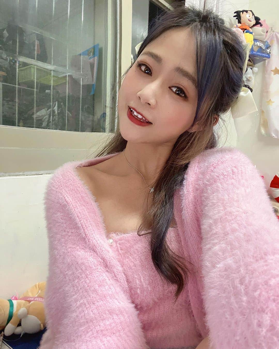 徐薇涵（Wei Han Xu）のインスタグラム：「跟最愛的悟空合照一張☁️ 🎀從高雄回來 台北好冷呀❄️ 大家要多穿點唷🥰」