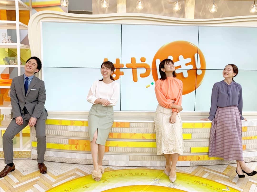 のインスタグラム：「「香水」のMVの瑛人さんを真似して﻿ 座っている風…😉﻿ ﻿ この4人では雰囲気が出せず﻿ 笑っちゃいました😅﻿ ﻿ 皆川﻿ ﻿ ﻿ #香水﻿ #瑛人 さん﻿ #金井憧れ﻿ #渡部峻﻿ #皆川玲奈﻿ #アナウンサー﻿ #よなおまほ﻿ #與猶茉穂﻿ #気象予報士﻿ #はやドキ﻿ #tbs」