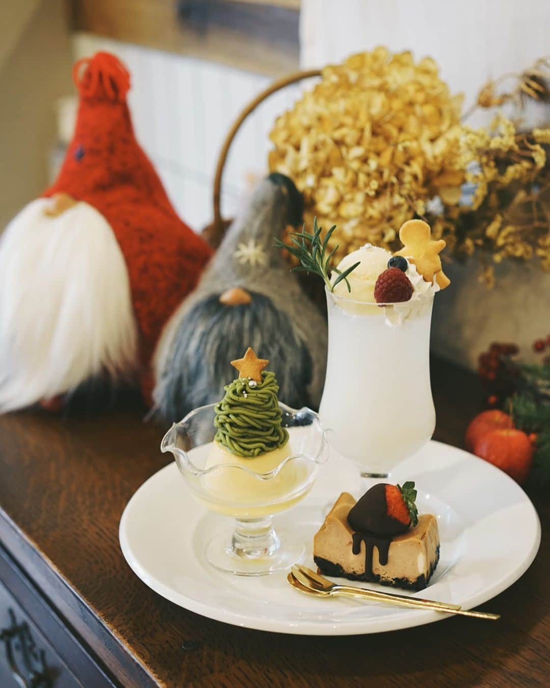 あまいもののインスタグラム：「【 little village cafe 】﻿ これまで食べたスイーツの中で1番食べるのもったいないと思ったで賞差し上げるくらいかわいくてかわいくてかわいいスイーツでした 季節ごとに変わるから、 @little_village_cafe さんのアカウント見てるだけでわくわくする 次は栗もリンゴも食べたい🥺 ﻿  ﻿  🧁FOOD モンブランプリン 苺とチョコのチーズケーキ クリスマスクリームソーダ  ﻿ ﻿ ━━ ━━ ━━ ━━  ﻿ little village cafe @little_village_cafe   住所：横浜市中区大和町1-13 営業時間：11:00〜18:00 LO17:00 定休日：水木  ﻿━━ ━━ ━━ ━━ ﻿ ﻿ . . .  . .  #横浜カフェ #カフェ部 #カフェ好きな人と繋がりたい #コーヒーのある暮らし #コーヒー好きな人と繋がりたい #珈琲好きな人と繋がりたい #カフェスタグラム #카페 #ひとりカフェ #ひとり時間  #甘党女子 #genic_cafe #retrip_cafe #cafestagram #カフェ散歩 #カフェパト #cafefood #カフェ巡り好きな人と繋がりたい #横浜カフェ #お洒落さんと繋がりたい #おしゃカフェ #ダイナースクラブのある人生 #おいしいアルバム @dinersclubjp」