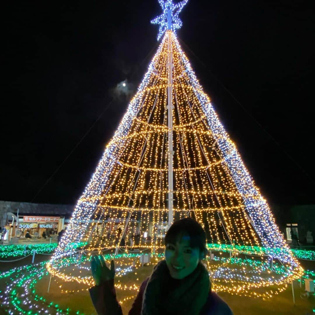 内田有理のインスタグラム：「仕事で施工したツリー🎄を見にまんのう公園行ってきました🌟 実は初めてのまんのう公園のイルミネーションでした笑 想像超えて感動しました✨ この作業して当分首が回らなくなったので達成感もひとしおで、ウルっときました笑😂 こーゆうのはカップルでラブラブするor子供と来るべきもの」