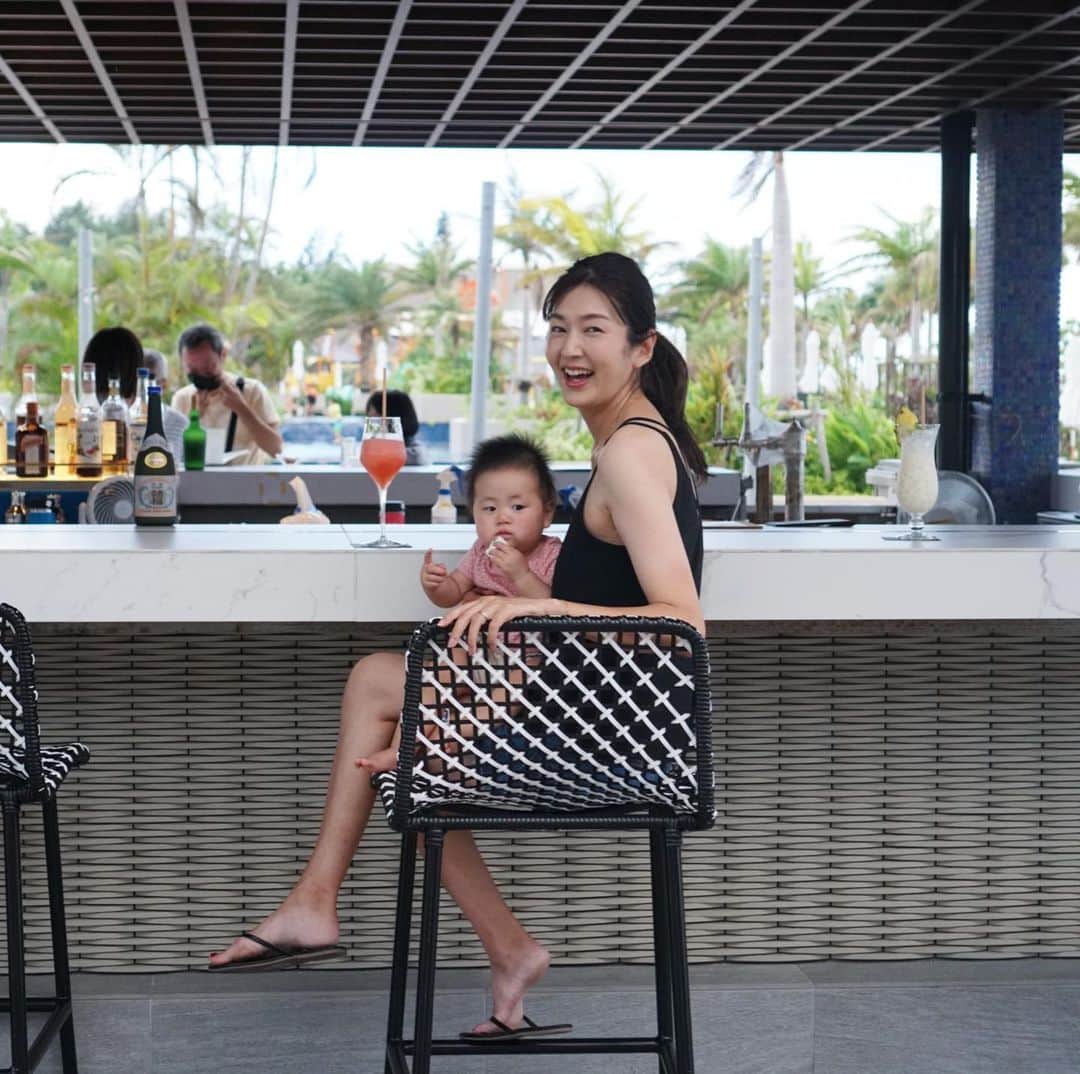 岩上陽子のインスタグラム：「ビーチでのサンセットタイムをバーカンで迎えたいという、シチュエーションに貪欲スタイル🍹  #沖縄旅行 #フサキビーチリゾート   #石垣島旅行#石垣島#フサキビーチ#フサキビーチリゾート#子育てママ#ママライフ#子連れ#コヅレ#コズレ#ビーチ#家族旅行#八重山諸島#ビーチスタイル#ビーチコーデ#ママコーディネート#国内旅行#たびすたぐらむ#女の子ママ#アラフォーママ#生後11ヶ月#11ヶ月ベビー#赤ちゃんのいる生活#赤ちゃんのいる暮らし#11ヶ月女の子#ママファッション#ママコーディネート#ママコーデ#赤ちゃん連れ旅行」