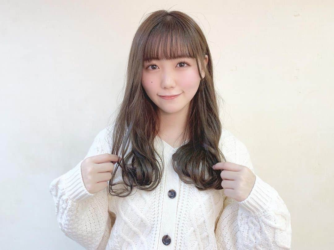 小熊倫実のインスタグラム：「🧶🧶🧶﻿ ﻿ ﻿ ちゃっかり﻿ ひさびさすぎる投稿🦙🧶﻿ ﻿ 気づいたらあっという間に﻿ もうすぐ冬ですね､､⛄！嬉﻿ ﻿ だいすきな季節 🧦❄️️﻿ ﻿ ﻿ #オンラインお話会﻿ #ニットカーディガン﻿ #knit #🧶﻿ ﻿ #konotoukou﻿ #nanto﻿ #nikagetsuburi﻿ #jejeje」