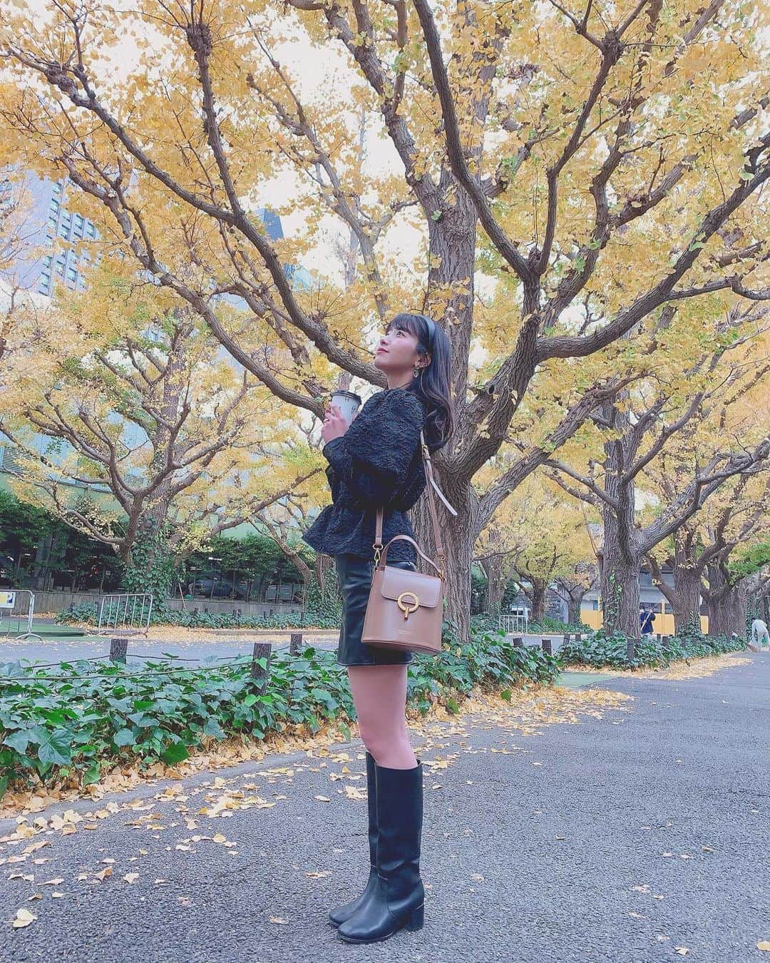 関根ささらさんのインスタグラム写真 - (関根ささらInstagram)「今年の紅葉シリーズ🍂💛🍁 . . ❶❷❸❹は #いちょう並木 ❺❻は　#兼六園 での #紅葉狩り 🍁 . . #iPhone11pro のカメラがすごい👏 ❺❻枚目の時もう夕方で暗かったのに明るく撮れてる👏💮 今使ってる #iPhoneXsmax ついに画面割れてしまったし #iphone12 買おうかなぁ🥺☁️(使ってる方いたらどんな感じか教えてほしい…！) . . #コーデ記録 👗 ❶〜❹ tops : #hm skirt : #grl . ❺〜❻ tops : #zara skirt : #韓国通販 . . #紅葉 #銀杏 #いちょう #もみじ #もみじ狩り #銀杏並木 #日本の秋 #コーデ  #ootd #outfit #outfitoftheday #fashion #autumn #autumnfashion #秋コーデ #秋服コーデ #blackcode #blackfashion #ブラックコーデ」11月28日 22時58分 - sasarasekine