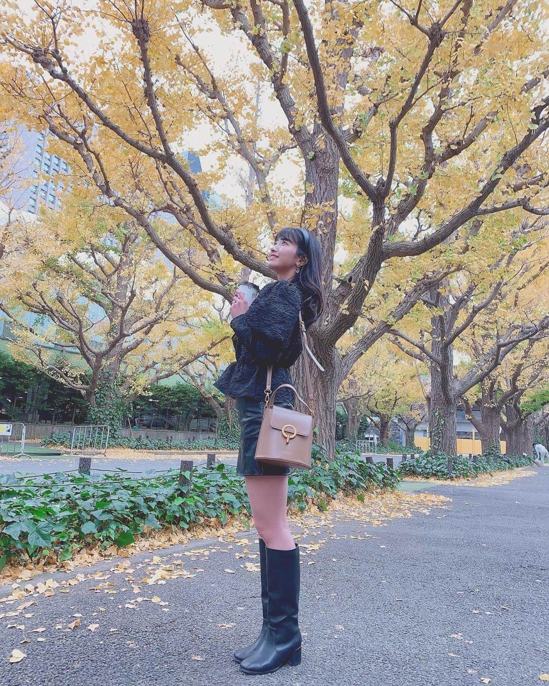 関根ささらさんのインスタグラム写真 - (関根ささらInstagram)「今年の紅葉シリーズ🍂💛🍁 . . ❶❷❸❹は #いちょう並木 ❺❻は　#兼六園 での #紅葉狩り 🍁 . . #iPhone11pro のカメラがすごい👏 ❺❻枚目の時もう夕方で暗かったのに明るく撮れてる👏💮 今使ってる #iPhoneXsmax ついに画面割れてしまったし #iphone12 買おうかなぁ🥺☁️(使ってる方いたらどんな感じか教えてほしい…！) . . #コーデ記録 👗 ❶〜❹ tops : #hm skirt : #grl . ❺〜❻ tops : #zara skirt : #韓国通販 . . #紅葉 #銀杏 #いちょう #もみじ #もみじ狩り #銀杏並木 #日本の秋 #コーデ  #ootd #outfit #outfitoftheday #fashion #autumn #autumnfashion #秋コーデ #秋服コーデ #blackcode #blackfashion #ブラックコーデ」11月28日 22時58分 - sasarasekine