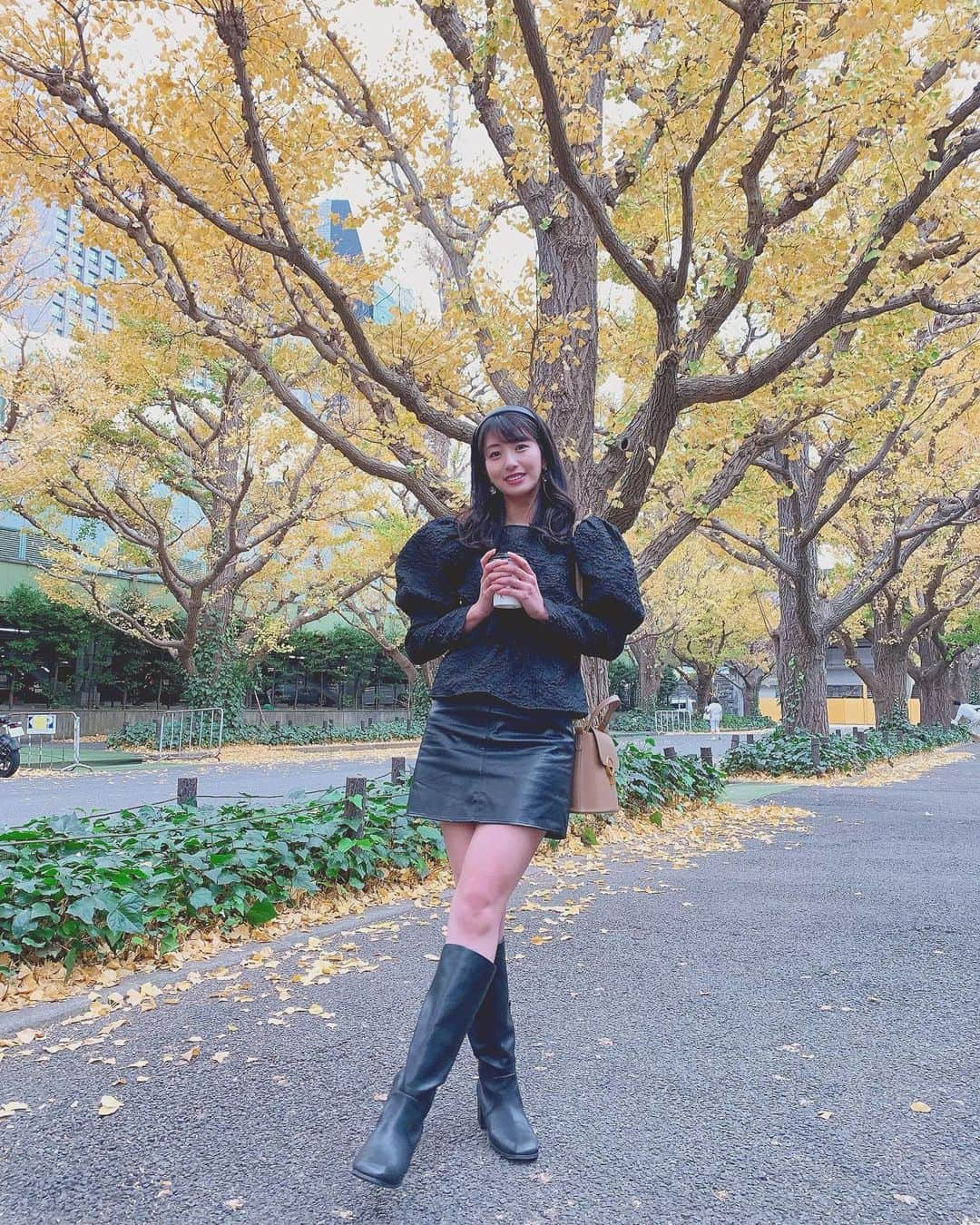 関根ささらさんのインスタグラム写真 - (関根ささらInstagram)「今年の紅葉シリーズ🍂💛🍁 . . ❶❷❸❹は #いちょう並木 ❺❻は　#兼六園 での #紅葉狩り 🍁 . . #iPhone11pro のカメラがすごい👏 ❺❻枚目の時もう夕方で暗かったのに明るく撮れてる👏💮 今使ってる #iPhoneXsmax ついに画面割れてしまったし #iphone12 買おうかなぁ🥺☁️(使ってる方いたらどんな感じか教えてほしい…！) . . #コーデ記録 👗 ❶〜❹ tops : #hm skirt : #grl . ❺〜❻ tops : #zara skirt : #韓国通販 . . #紅葉 #銀杏 #いちょう #もみじ #もみじ狩り #銀杏並木 #日本の秋 #コーデ  #ootd #outfit #outfitoftheday #fashion #autumn #autumnfashion #秋コーデ #秋服コーデ #blackcode #blackfashion #ブラックコーデ」11月28日 22時58分 - sasarasekine