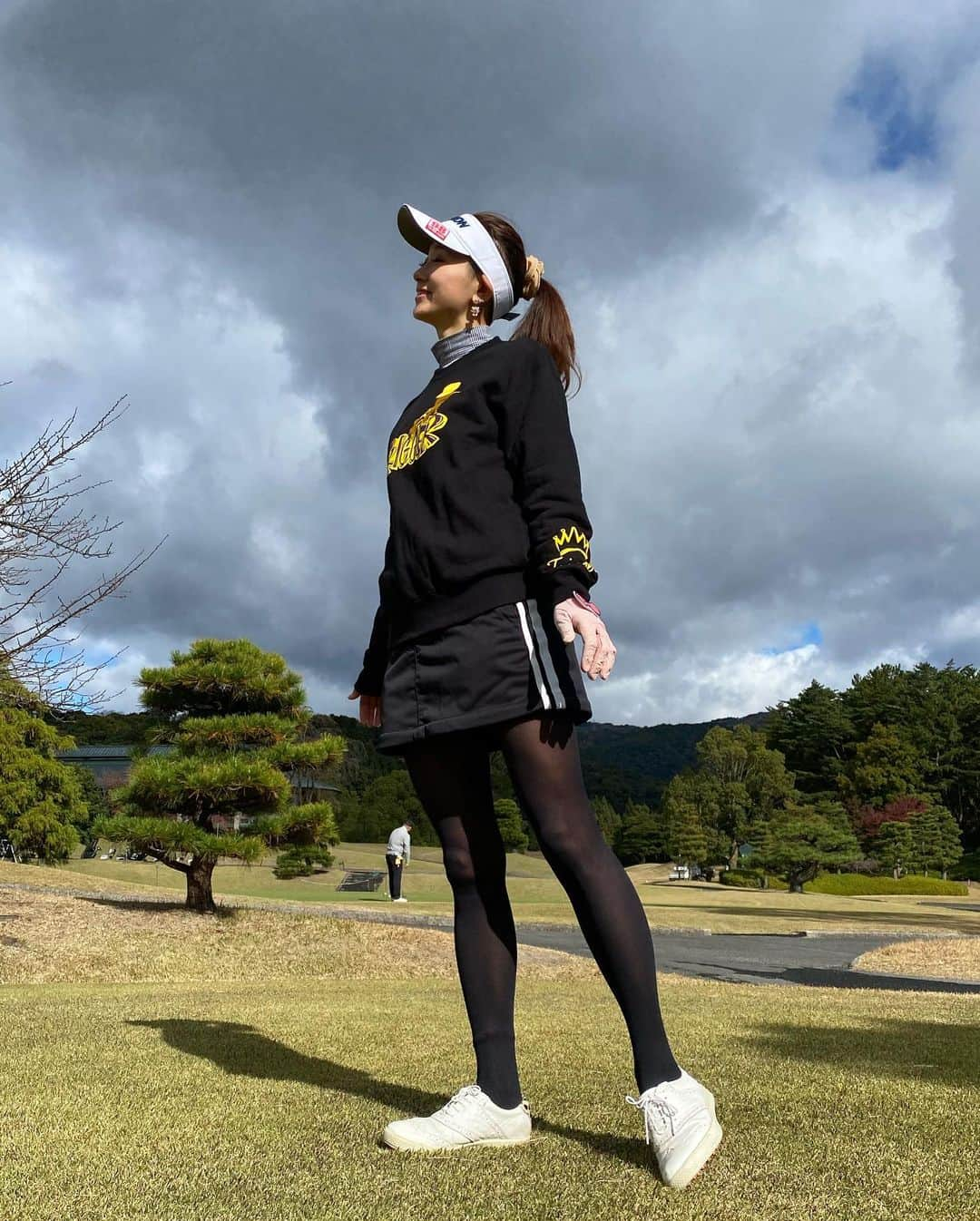 中里さや香さんのインスタグラム写真 - (中里さや香Instagram)「ゴルフトリガーさん　@golftriggerofficial のペイントロゴスウェット😊❤️  ・ ゴルフ場でも、私服でも着回せるし、生地も気持ちいいので着やすい1枚🥰  ・ 刺繍が入ってるのがとっても可愛い🪡 後ろのワンポイントロゴも可愛いんですよー！  ・ 皆さんもお揃いで1枚どうですか？サイズ展開も豊富ですっ❤️  ・ #golf#golfgirl#golftrigger #golftriggerキャラクター #ペイントロゴ#スウェット#ゴルフ女子#ゴルフ男子#ゴルフ好き#bellglo#azasgolf#srixonx2」11月28日 23時06分 - sayakashi1217