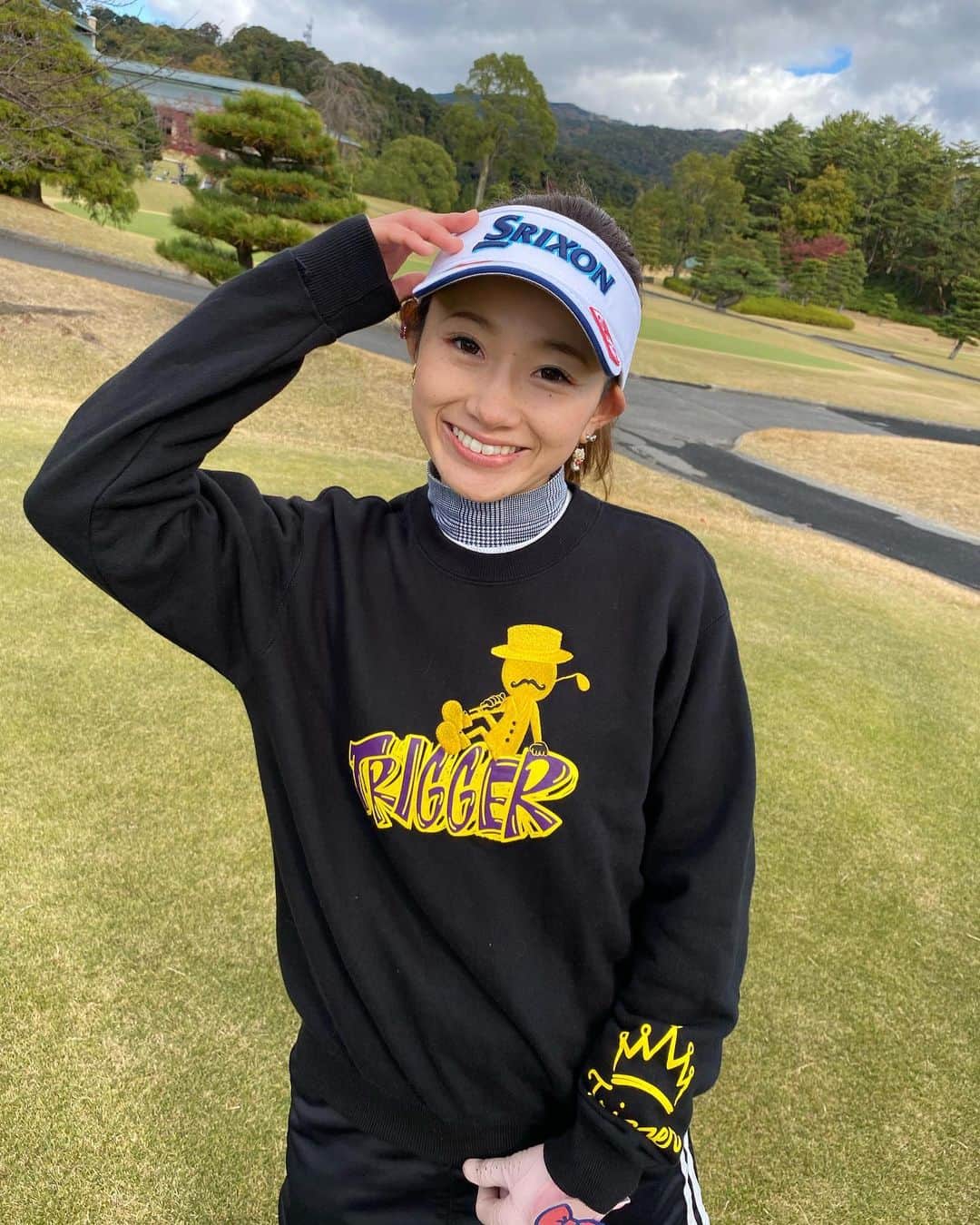 中里さや香さんのインスタグラム写真 - (中里さや香Instagram)「ゴルフトリガーさん　@golftriggerofficial のペイントロゴスウェット😊❤️  ・ ゴルフ場でも、私服でも着回せるし、生地も気持ちいいので着やすい1枚🥰  ・ 刺繍が入ってるのがとっても可愛い🪡 後ろのワンポイントロゴも可愛いんですよー！  ・ 皆さんもお揃いで1枚どうですか？サイズ展開も豊富ですっ❤️  ・ #golf#golfgirl#golftrigger #golftriggerキャラクター #ペイントロゴ#スウェット#ゴルフ女子#ゴルフ男子#ゴルフ好き#bellglo#azasgolf#srixonx2」11月28日 23時06分 - sayakashi1217