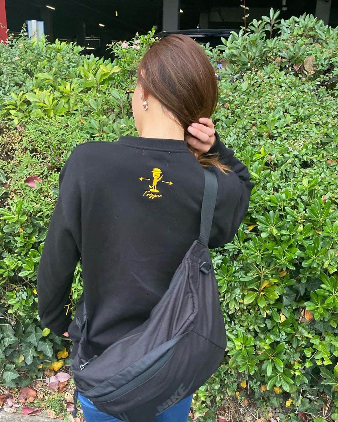 中里さや香さんのインスタグラム写真 - (中里さや香Instagram)「ゴルフトリガーさん　@golftriggerofficial のペイントロゴスウェット😊❤️  ・ ゴルフ場でも、私服でも着回せるし、生地も気持ちいいので着やすい1枚🥰  ・ 刺繍が入ってるのがとっても可愛い🪡 後ろのワンポイントロゴも可愛いんですよー！  ・ 皆さんもお揃いで1枚どうですか？サイズ展開も豊富ですっ❤️  ・ #golf#golfgirl#golftrigger #golftriggerキャラクター #ペイントロゴ#スウェット#ゴルフ女子#ゴルフ男子#ゴルフ好き#bellglo#azasgolf#srixonx2」11月28日 23時06分 - sayakashi1217
