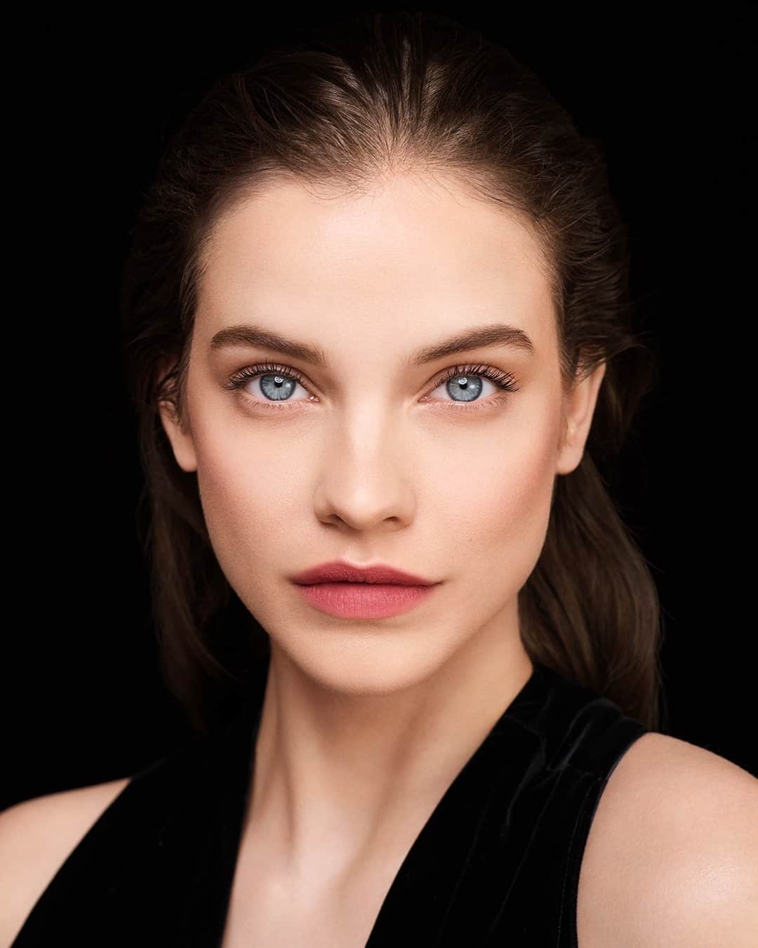 Armani Beautyさんのインスタグラム写真 - (Armani BeautyInstagram)「Effetto Nudo. @RealBarbaraPalvin wears high coverage POWER FABRIC FOUNDATION and velvet matte LIP MAESTRO in shade 500 "Blush" to create a powerful and natural beauty look.   Get the look:  - POWER FABRIC CONCEALER in shade 4 - POWER FABRIC FOUNDATION in shade 4 - POWER FABRIC COMPACT FOUNDATION in shade 4 - NEO NUDE A-CONTOUR in shade 20 - NEO NUDE A-HIGHLIGHT in shade 10 - NEO NUDE A-BLUSH in shade 50 - EYES TO KILL CLASSICO MASCARA in shade 1 - NEO NUDE FUSION POWDER in shade 7 - LIP MAESTRO in shade 500 "Blush"'    #Armanibeauty #BarbaraPalvin #PowerFabric #foundation」11月28日 22時58分 - armanibeauty