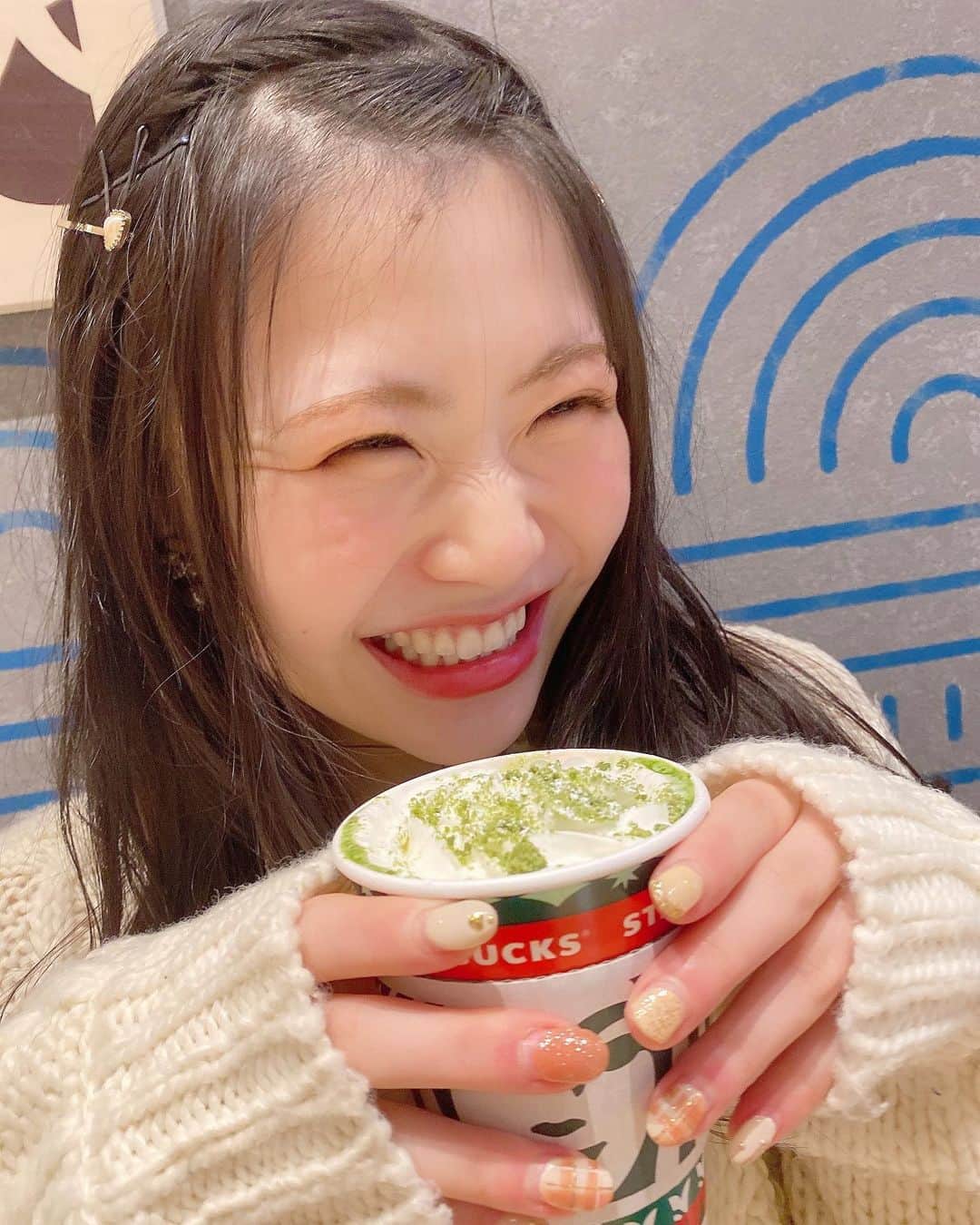 出口結菜さんのインスタグラム写真 - (出口結菜Instagram)「《🐙#大阪　#スターバックス》﻿ ﻿ 🌱抹茶×抹茶ホワイトチョコレート tall（¥490+税）﻿ ﻿ ﻿ ﻿ スタバで出た、抹茶の新作✨﻿ ﻿ ﻿ ﻿ 本当はフラペチーノが飲みたかってんけど、やっぱり冬は暖かいものに目がいっちゃう😌﻿ ﻿ ﻿ お店の方に聞いたんやけど、ホットの方が上の抹茶パウダーがスプーン1杯分多いんやって、😳✨﻿ ﻿ あと甘いミルクで仕上げてあるからカロリーもフラペチーノに比べてちょっとだけね、、！！高いみたい💗﻿ ﻿ ﻿ ﻿ ﻿ ホットは、ほんのり甘めのミルクがすこしほろ苦い抹茶といい感じに合って、﻿ ﻿ 甘すぎなく、苦すぎない。。。﻿ ﻿ しかも上にのってるクリームがクリーミーにしてくれる🤍🤍﻿ ﻿ ﻿ パウダーや抹茶ブラウニーがサクサクしてて、食べ応えある、！﻿ ﻿ ﻿ ﻿ 体もあったまったし、冬には最高の飲み物☕️﻿ ﻿ ﻿ ﻿ \クリスマスまで🎄/ ﻿ #スタバ #スタバ新作 #抹茶 #抹茶ホワイトチョコレート  #抹茶スイーツ #抹茶ホワイトチョコレートフラペチーノ #ホット #スタバラ部 #飲み物 #甘いもの #甘党 #starbuckscoffee #期間限定 #期間限定メニュー #新作 #りんくうアウトレット #りんくう #あったかい #ホットドリンク #ホワイトチョコレート  #instafood #instagram #food #foodstagram #食べ物 #グルメ #グルメスタグラム #ラビグルメ」11月28日 22時59分 - yui_laby0622