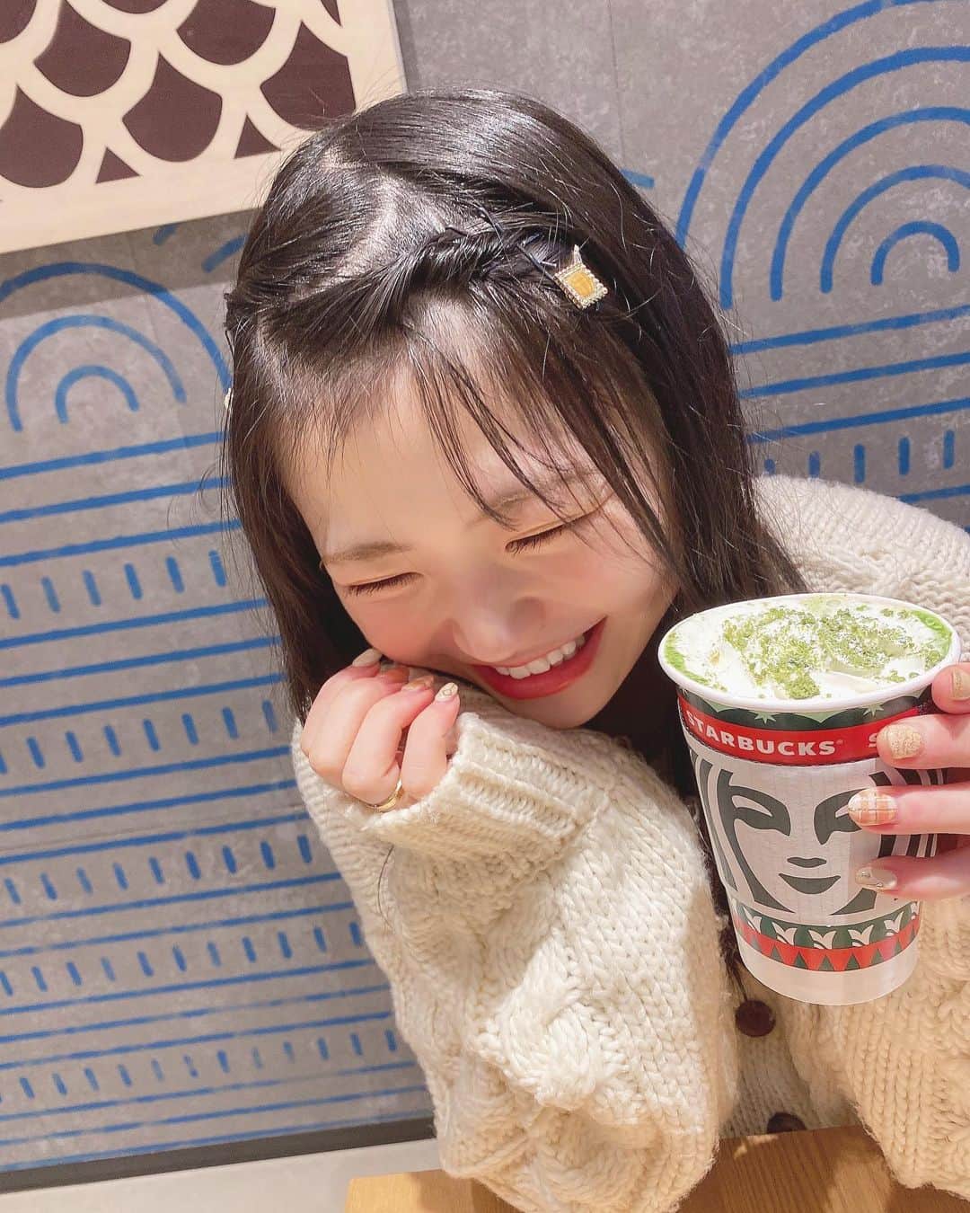 出口結菜さんのインスタグラム写真 - (出口結菜Instagram)「《🐙#大阪　#スターバックス》﻿ ﻿ 🌱抹茶×抹茶ホワイトチョコレート tall（¥490+税）﻿ ﻿ ﻿ ﻿ スタバで出た、抹茶の新作✨﻿ ﻿ ﻿ ﻿ 本当はフラペチーノが飲みたかってんけど、やっぱり冬は暖かいものに目がいっちゃう😌﻿ ﻿ ﻿ お店の方に聞いたんやけど、ホットの方が上の抹茶パウダーがスプーン1杯分多いんやって、😳✨﻿ ﻿ あと甘いミルクで仕上げてあるからカロリーもフラペチーノに比べてちょっとだけね、、！！高いみたい💗﻿ ﻿ ﻿ ﻿ ﻿ ホットは、ほんのり甘めのミルクがすこしほろ苦い抹茶といい感じに合って、﻿ ﻿ 甘すぎなく、苦すぎない。。。﻿ ﻿ しかも上にのってるクリームがクリーミーにしてくれる🤍🤍﻿ ﻿ ﻿ パウダーや抹茶ブラウニーがサクサクしてて、食べ応えある、！﻿ ﻿ ﻿ ﻿ 体もあったまったし、冬には最高の飲み物☕️﻿ ﻿ ﻿ ﻿ \クリスマスまで🎄/ ﻿ #スタバ #スタバ新作 #抹茶 #抹茶ホワイトチョコレート  #抹茶スイーツ #抹茶ホワイトチョコレートフラペチーノ #ホット #スタバラ部 #飲み物 #甘いもの #甘党 #starbuckscoffee #期間限定 #期間限定メニュー #新作 #りんくうアウトレット #りんくう #あったかい #ホットドリンク #ホワイトチョコレート  #instafood #instagram #food #foodstagram #食べ物 #グルメ #グルメスタグラム #ラビグルメ」11月28日 22時59分 - yui_laby0622