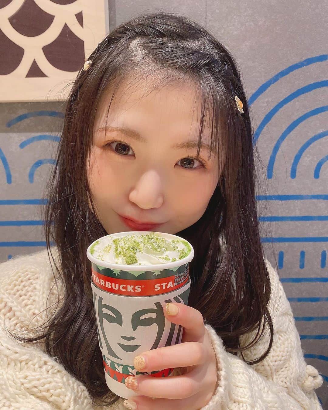 出口結菜さんのインスタグラム写真 - (出口結菜Instagram)「《🐙#大阪　#スターバックス》﻿ ﻿ 🌱抹茶×抹茶ホワイトチョコレート tall（¥490+税）﻿ ﻿ ﻿ ﻿ スタバで出た、抹茶の新作✨﻿ ﻿ ﻿ ﻿ 本当はフラペチーノが飲みたかってんけど、やっぱり冬は暖かいものに目がいっちゃう😌﻿ ﻿ ﻿ お店の方に聞いたんやけど、ホットの方が上の抹茶パウダーがスプーン1杯分多いんやって、😳✨﻿ ﻿ あと甘いミルクで仕上げてあるからカロリーもフラペチーノに比べてちょっとだけね、、！！高いみたい💗﻿ ﻿ ﻿ ﻿ ﻿ ホットは、ほんのり甘めのミルクがすこしほろ苦い抹茶といい感じに合って、﻿ ﻿ 甘すぎなく、苦すぎない。。。﻿ ﻿ しかも上にのってるクリームがクリーミーにしてくれる🤍🤍﻿ ﻿ ﻿ パウダーや抹茶ブラウニーがサクサクしてて、食べ応えある、！﻿ ﻿ ﻿ ﻿ 体もあったまったし、冬には最高の飲み物☕️﻿ ﻿ ﻿ ﻿ \クリスマスまで🎄/ ﻿ #スタバ #スタバ新作 #抹茶 #抹茶ホワイトチョコレート  #抹茶スイーツ #抹茶ホワイトチョコレートフラペチーノ #ホット #スタバラ部 #飲み物 #甘いもの #甘党 #starbuckscoffee #期間限定 #期間限定メニュー #新作 #りんくうアウトレット #りんくう #あったかい #ホットドリンク #ホワイトチョコレート  #instafood #instagram #food #foodstagram #食べ物 #グルメ #グルメスタグラム #ラビグルメ」11月28日 22時59分 - yui_laby0622