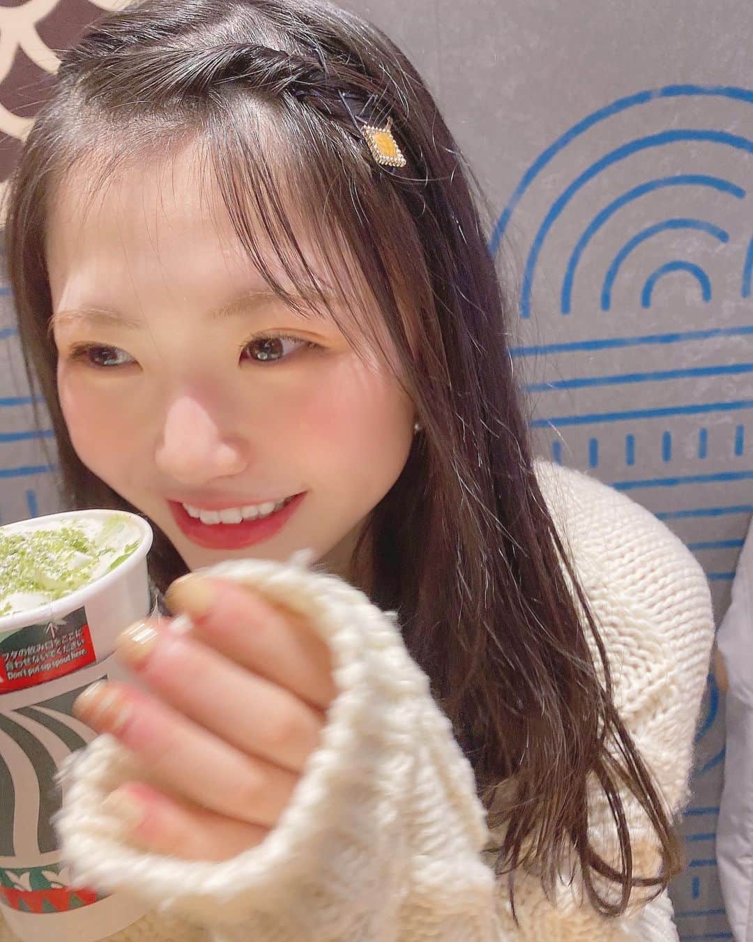 出口結菜さんのインスタグラム写真 - (出口結菜Instagram)「《🐙#大阪　#スターバックス》﻿ ﻿ 🌱抹茶×抹茶ホワイトチョコレート tall（¥490+税）﻿ ﻿ ﻿ ﻿ スタバで出た、抹茶の新作✨﻿ ﻿ ﻿ ﻿ 本当はフラペチーノが飲みたかってんけど、やっぱり冬は暖かいものに目がいっちゃう😌﻿ ﻿ ﻿ お店の方に聞いたんやけど、ホットの方が上の抹茶パウダーがスプーン1杯分多いんやって、😳✨﻿ ﻿ あと甘いミルクで仕上げてあるからカロリーもフラペチーノに比べてちょっとだけね、、！！高いみたい💗﻿ ﻿ ﻿ ﻿ ﻿ ホットは、ほんのり甘めのミルクがすこしほろ苦い抹茶といい感じに合って、﻿ ﻿ 甘すぎなく、苦すぎない。。。﻿ ﻿ しかも上にのってるクリームがクリーミーにしてくれる🤍🤍﻿ ﻿ ﻿ パウダーや抹茶ブラウニーがサクサクしてて、食べ応えある、！﻿ ﻿ ﻿ ﻿ 体もあったまったし、冬には最高の飲み物☕️﻿ ﻿ ﻿ ﻿ \クリスマスまで🎄/ ﻿ #スタバ #スタバ新作 #抹茶 #抹茶ホワイトチョコレート  #抹茶スイーツ #抹茶ホワイトチョコレートフラペチーノ #ホット #スタバラ部 #飲み物 #甘いもの #甘党 #starbuckscoffee #期間限定 #期間限定メニュー #新作 #りんくうアウトレット #りんくう #あったかい #ホットドリンク #ホワイトチョコレート  #instafood #instagram #food #foodstagram #食べ物 #グルメ #グルメスタグラム #ラビグルメ」11月28日 22時59分 - yui_laby0622