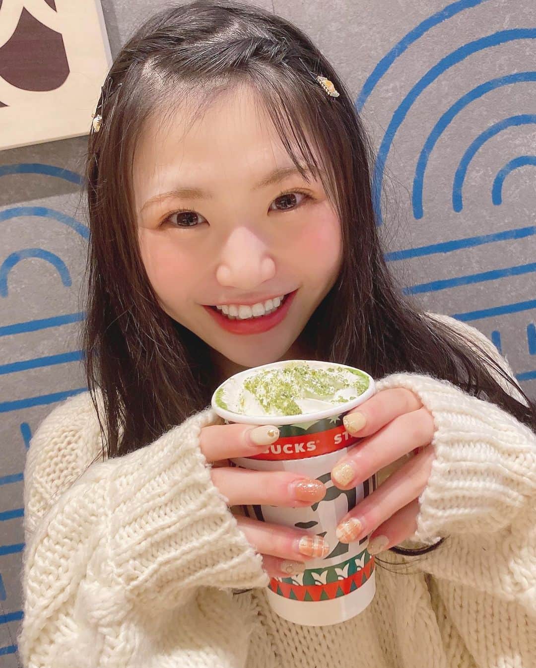 出口結菜さんのインスタグラム写真 - (出口結菜Instagram)「《🐙#大阪　#スターバックス》﻿ ﻿ 🌱抹茶×抹茶ホワイトチョコレート tall（¥490+税）﻿ ﻿ ﻿ ﻿ スタバで出た、抹茶の新作✨﻿ ﻿ ﻿ ﻿ 本当はフラペチーノが飲みたかってんけど、やっぱり冬は暖かいものに目がいっちゃう😌﻿ ﻿ ﻿ お店の方に聞いたんやけど、ホットの方が上の抹茶パウダーがスプーン1杯分多いんやって、😳✨﻿ ﻿ あと甘いミルクで仕上げてあるからカロリーもフラペチーノに比べてちょっとだけね、、！！高いみたい💗﻿ ﻿ ﻿ ﻿ ﻿ ホットは、ほんのり甘めのミルクがすこしほろ苦い抹茶といい感じに合って、﻿ ﻿ 甘すぎなく、苦すぎない。。。﻿ ﻿ しかも上にのってるクリームがクリーミーにしてくれる🤍🤍﻿ ﻿ ﻿ パウダーや抹茶ブラウニーがサクサクしてて、食べ応えある、！﻿ ﻿ ﻿ ﻿ 体もあったまったし、冬には最高の飲み物☕️﻿ ﻿ ﻿ ﻿ \クリスマスまで🎄/ ﻿ #スタバ #スタバ新作 #抹茶 #抹茶ホワイトチョコレート  #抹茶スイーツ #抹茶ホワイトチョコレートフラペチーノ #ホット #スタバラ部 #飲み物 #甘いもの #甘党 #starbuckscoffee #期間限定 #期間限定メニュー #新作 #りんくうアウトレット #りんくう #あったかい #ホットドリンク #ホワイトチョコレート  #instafood #instagram #food #foodstagram #食べ物 #グルメ #グルメスタグラム #ラビグルメ」11月28日 22時59分 - yui_laby0622