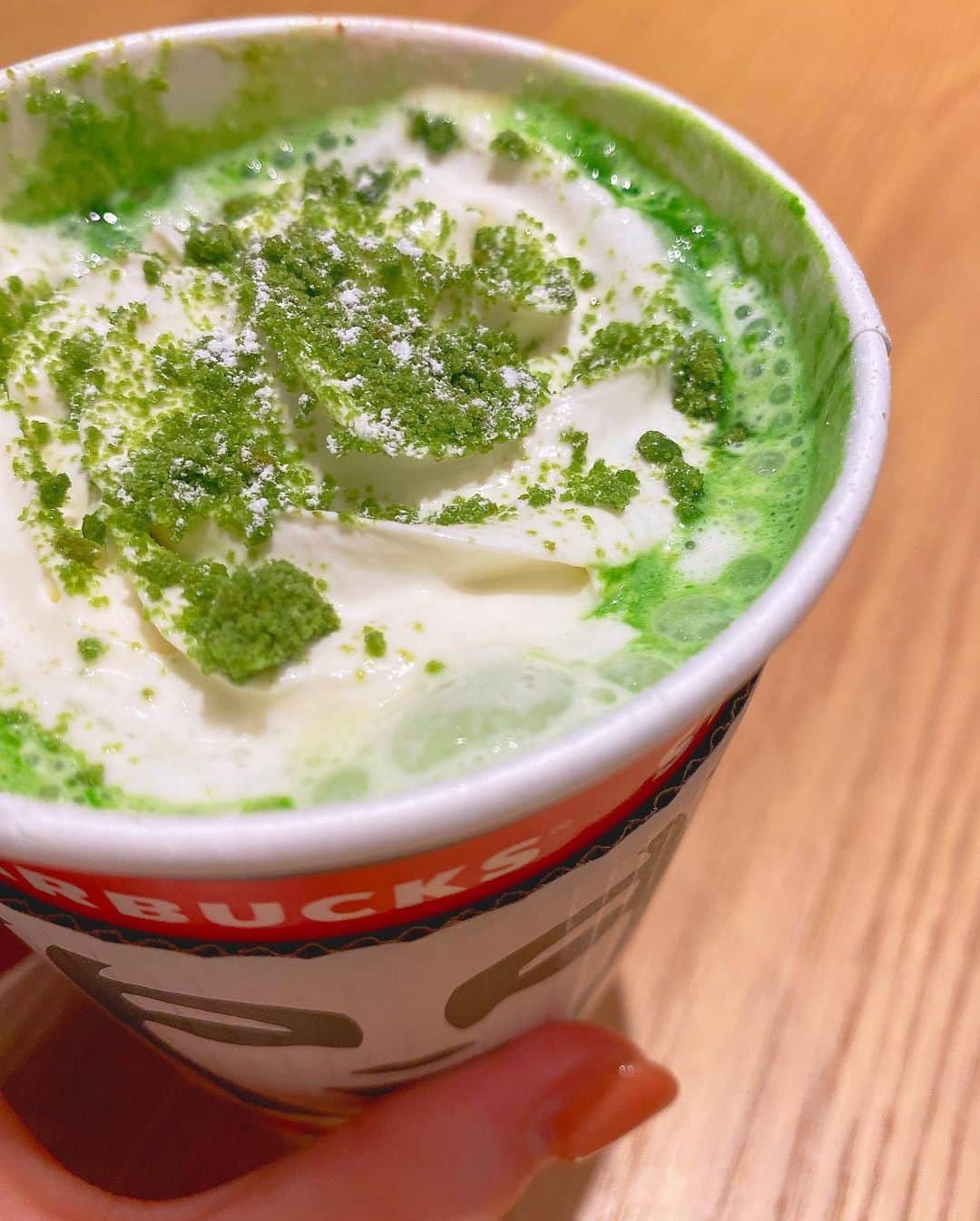 出口結菜さんのインスタグラム写真 - (出口結菜Instagram)「《🐙#大阪　#スターバックス》﻿ ﻿ 🌱抹茶×抹茶ホワイトチョコレート tall（¥490+税）﻿ ﻿ ﻿ ﻿ スタバで出た、抹茶の新作✨﻿ ﻿ ﻿ ﻿ 本当はフラペチーノが飲みたかってんけど、やっぱり冬は暖かいものに目がいっちゃう😌﻿ ﻿ ﻿ お店の方に聞いたんやけど、ホットの方が上の抹茶パウダーがスプーン1杯分多いんやって、😳✨﻿ ﻿ あと甘いミルクで仕上げてあるからカロリーもフラペチーノに比べてちょっとだけね、、！！高いみたい💗﻿ ﻿ ﻿ ﻿ ﻿ ホットは、ほんのり甘めのミルクがすこしほろ苦い抹茶といい感じに合って、﻿ ﻿ 甘すぎなく、苦すぎない。。。﻿ ﻿ しかも上にのってるクリームがクリーミーにしてくれる🤍🤍﻿ ﻿ ﻿ パウダーや抹茶ブラウニーがサクサクしてて、食べ応えある、！﻿ ﻿ ﻿ ﻿ 体もあったまったし、冬には最高の飲み物☕️﻿ ﻿ ﻿ ﻿ \クリスマスまで🎄/ ﻿ #スタバ #スタバ新作 #抹茶 #抹茶ホワイトチョコレート  #抹茶スイーツ #抹茶ホワイトチョコレートフラペチーノ #ホット #スタバラ部 #飲み物 #甘いもの #甘党 #starbuckscoffee #期間限定 #期間限定メニュー #新作 #りんくうアウトレット #りんくう #あったかい #ホットドリンク #ホワイトチョコレート  #instafood #instagram #food #foodstagram #食べ物 #グルメ #グルメスタグラム #ラビグルメ」11月28日 22時59分 - yui_laby0622