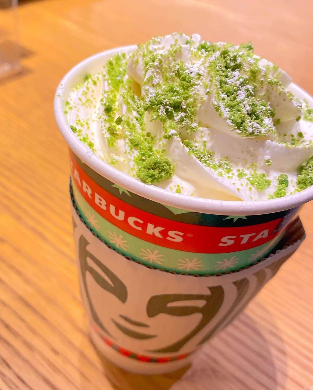 出口結菜さんのインスタグラム写真 - (出口結菜Instagram)「《🐙#大阪　#スターバックス》﻿ ﻿ 🌱抹茶×抹茶ホワイトチョコレート tall（¥490+税）﻿ ﻿ ﻿ ﻿ スタバで出た、抹茶の新作✨﻿ ﻿ ﻿ ﻿ 本当はフラペチーノが飲みたかってんけど、やっぱり冬は暖かいものに目がいっちゃう😌﻿ ﻿ ﻿ お店の方に聞いたんやけど、ホットの方が上の抹茶パウダーがスプーン1杯分多いんやって、😳✨﻿ ﻿ あと甘いミルクで仕上げてあるからカロリーもフラペチーノに比べてちょっとだけね、、！！高いみたい💗﻿ ﻿ ﻿ ﻿ ﻿ ホットは、ほんのり甘めのミルクがすこしほろ苦い抹茶といい感じに合って、﻿ ﻿ 甘すぎなく、苦すぎない。。。﻿ ﻿ しかも上にのってるクリームがクリーミーにしてくれる🤍🤍﻿ ﻿ ﻿ パウダーや抹茶ブラウニーがサクサクしてて、食べ応えある、！﻿ ﻿ ﻿ ﻿ 体もあったまったし、冬には最高の飲み物☕️﻿ ﻿ ﻿ ﻿ \クリスマスまで🎄/ ﻿ #スタバ #スタバ新作 #抹茶 #抹茶ホワイトチョコレート  #抹茶スイーツ #抹茶ホワイトチョコレートフラペチーノ #ホット #スタバラ部 #飲み物 #甘いもの #甘党 #starbuckscoffee #期間限定 #期間限定メニュー #新作 #りんくうアウトレット #りんくう #あったかい #ホットドリンク #ホワイトチョコレート  #instafood #instagram #food #foodstagram #食べ物 #グルメ #グルメスタグラム #ラビグルメ」11月28日 22時59分 - yui_laby0622