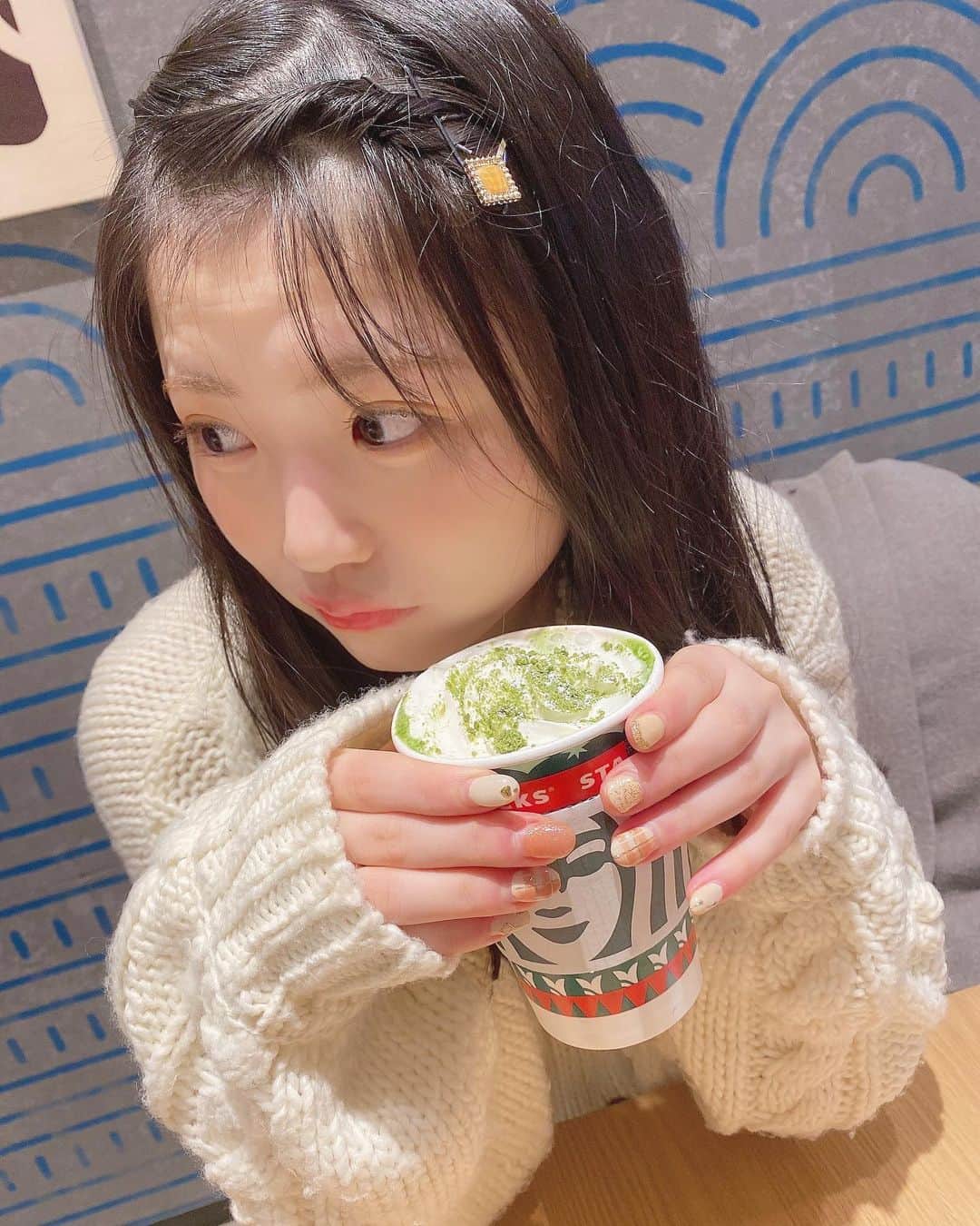 出口結菜さんのインスタグラム写真 - (出口結菜Instagram)「《🐙#大阪　#スターバックス》﻿ ﻿ 🌱抹茶×抹茶ホワイトチョコレート tall（¥490+税）﻿ ﻿ ﻿ ﻿ スタバで出た、抹茶の新作✨﻿ ﻿ ﻿ ﻿ 本当はフラペチーノが飲みたかってんけど、やっぱり冬は暖かいものに目がいっちゃう😌﻿ ﻿ ﻿ お店の方に聞いたんやけど、ホットの方が上の抹茶パウダーがスプーン1杯分多いんやって、😳✨﻿ ﻿ あと甘いミルクで仕上げてあるからカロリーもフラペチーノに比べてちょっとだけね、、！！高いみたい💗﻿ ﻿ ﻿ ﻿ ﻿ ホットは、ほんのり甘めのミルクがすこしほろ苦い抹茶といい感じに合って、﻿ ﻿ 甘すぎなく、苦すぎない。。。﻿ ﻿ しかも上にのってるクリームがクリーミーにしてくれる🤍🤍﻿ ﻿ ﻿ パウダーや抹茶ブラウニーがサクサクしてて、食べ応えある、！﻿ ﻿ ﻿ ﻿ 体もあったまったし、冬には最高の飲み物☕️﻿ ﻿ ﻿ ﻿ \クリスマスまで🎄/ ﻿ #スタバ #スタバ新作 #抹茶 #抹茶ホワイトチョコレート  #抹茶スイーツ #抹茶ホワイトチョコレートフラペチーノ #ホット #スタバラ部 #飲み物 #甘いもの #甘党 #starbuckscoffee #期間限定 #期間限定メニュー #新作 #りんくうアウトレット #りんくう #あったかい #ホットドリンク #ホワイトチョコレート  #instafood #instagram #food #foodstagram #食べ物 #グルメ #グルメスタグラム #ラビグルメ」11月28日 22時59分 - yui_laby0622