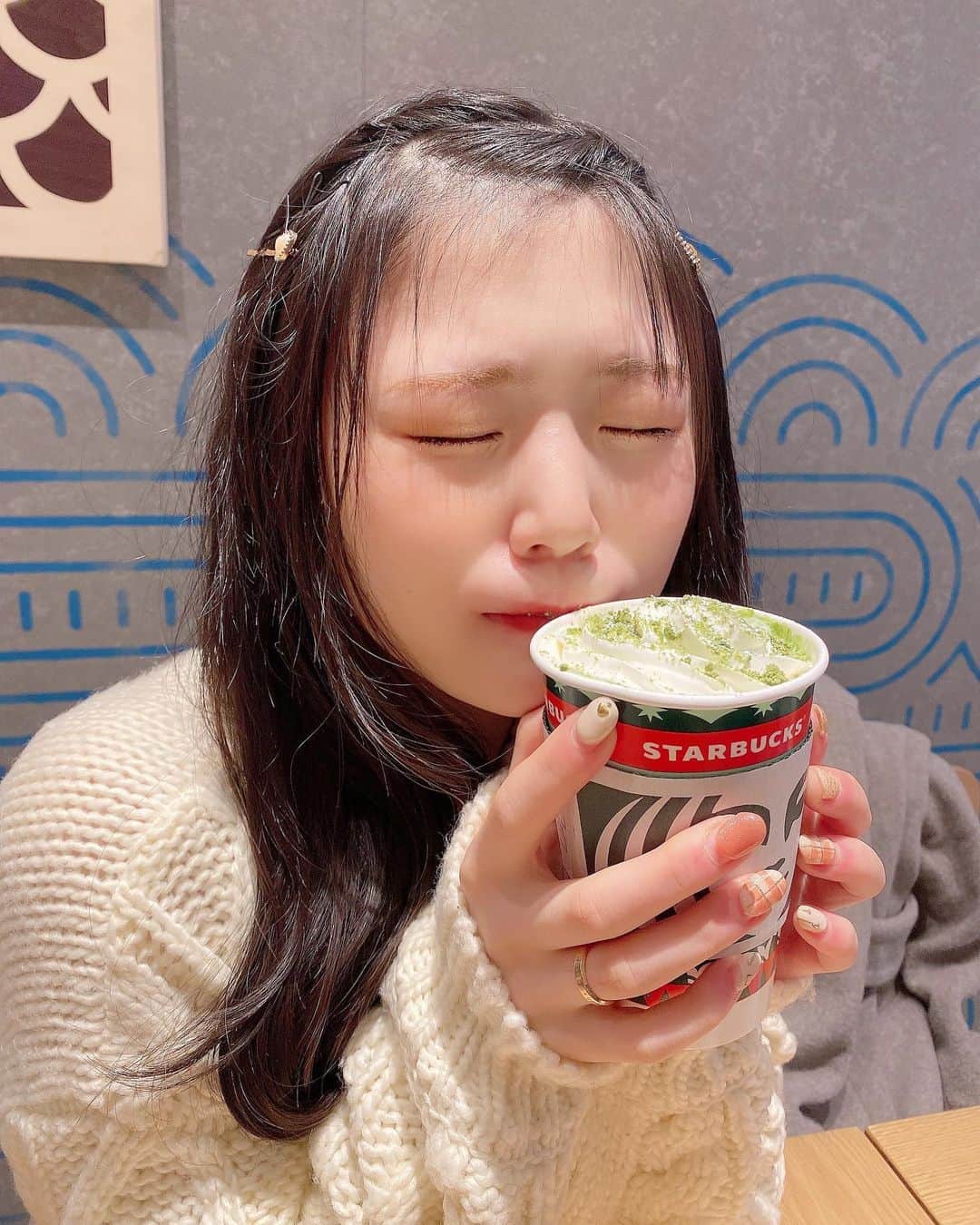 出口結菜さんのインスタグラム写真 - (出口結菜Instagram)「《🐙#大阪　#スターバックス》﻿ ﻿ 🌱抹茶×抹茶ホワイトチョコレート tall（¥490+税）﻿ ﻿ ﻿ ﻿ スタバで出た、抹茶の新作✨﻿ ﻿ ﻿ ﻿ 本当はフラペチーノが飲みたかってんけど、やっぱり冬は暖かいものに目がいっちゃう😌﻿ ﻿ ﻿ お店の方に聞いたんやけど、ホットの方が上の抹茶パウダーがスプーン1杯分多いんやって、😳✨﻿ ﻿ あと甘いミルクで仕上げてあるからカロリーもフラペチーノに比べてちょっとだけね、、！！高いみたい💗﻿ ﻿ ﻿ ﻿ ﻿ ホットは、ほんのり甘めのミルクがすこしほろ苦い抹茶といい感じに合って、﻿ ﻿ 甘すぎなく、苦すぎない。。。﻿ ﻿ しかも上にのってるクリームがクリーミーにしてくれる🤍🤍﻿ ﻿ ﻿ パウダーや抹茶ブラウニーがサクサクしてて、食べ応えある、！﻿ ﻿ ﻿ ﻿ 体もあったまったし、冬には最高の飲み物☕️﻿ ﻿ ﻿ ﻿ \クリスマスまで🎄/ ﻿ #スタバ #スタバ新作 #抹茶 #抹茶ホワイトチョコレート  #抹茶スイーツ #抹茶ホワイトチョコレートフラペチーノ #ホット #スタバラ部 #飲み物 #甘いもの #甘党 #starbuckscoffee #期間限定 #期間限定メニュー #新作 #りんくうアウトレット #りんくう #あったかい #ホットドリンク #ホワイトチョコレート  #instafood #instagram #food #foodstagram #食べ物 #グルメ #グルメスタグラム #ラビグルメ」11月28日 22時59分 - yui_laby0622