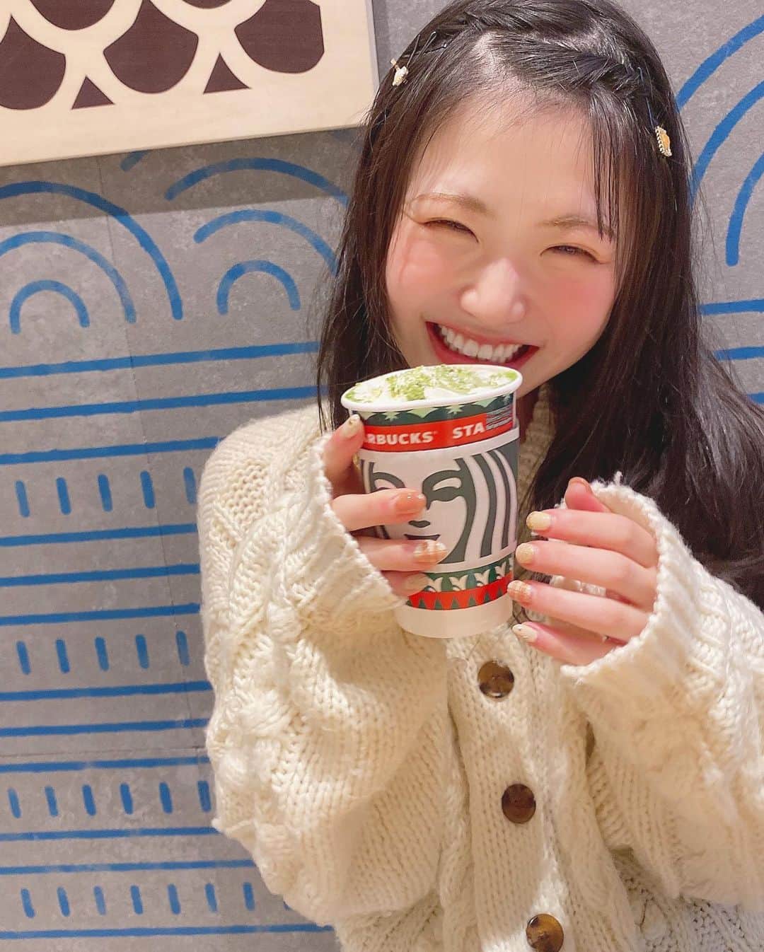 出口結菜さんのインスタグラム写真 - (出口結菜Instagram)「《🐙#大阪　#スターバックス》﻿ ﻿ 🌱抹茶×抹茶ホワイトチョコレート tall（¥490+税）﻿ ﻿ ﻿ ﻿ スタバで出た、抹茶の新作✨﻿ ﻿ ﻿ ﻿ 本当はフラペチーノが飲みたかってんけど、やっぱり冬は暖かいものに目がいっちゃう😌﻿ ﻿ ﻿ お店の方に聞いたんやけど、ホットの方が上の抹茶パウダーがスプーン1杯分多いんやって、😳✨﻿ ﻿ あと甘いミルクで仕上げてあるからカロリーもフラペチーノに比べてちょっとだけね、、！！高いみたい💗﻿ ﻿ ﻿ ﻿ ﻿ ホットは、ほんのり甘めのミルクがすこしほろ苦い抹茶といい感じに合って、﻿ ﻿ 甘すぎなく、苦すぎない。。。﻿ ﻿ しかも上にのってるクリームがクリーミーにしてくれる🤍🤍﻿ ﻿ ﻿ パウダーや抹茶ブラウニーがサクサクしてて、食べ応えある、！﻿ ﻿ ﻿ ﻿ 体もあったまったし、冬には最高の飲み物☕️﻿ ﻿ ﻿ ﻿ \クリスマスまで🎄/ ﻿ #スタバ #スタバ新作 #抹茶 #抹茶ホワイトチョコレート  #抹茶スイーツ #抹茶ホワイトチョコレートフラペチーノ #ホット #スタバラ部 #飲み物 #甘いもの #甘党 #starbuckscoffee #期間限定 #期間限定メニュー #新作 #りんくうアウトレット #りんくう #あったかい #ホットドリンク #ホワイトチョコレート  #instafood #instagram #food #foodstagram #食べ物 #グルメ #グルメスタグラム #ラビグルメ」11月28日 22時59分 - yui_laby0622