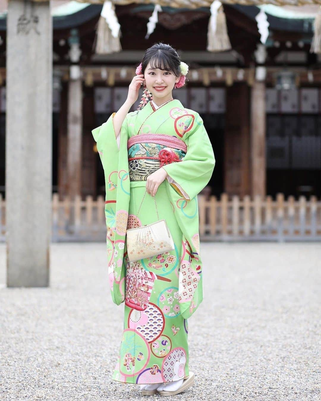 越智萌日さんのインスタグラム写真 - (越智萌日Instagram)「第69回今宮戎神社福娘発表会に前年度福娘代表として出席しました🎋 . 「福娘をさせていただいてからもう1年経ったんだなあ」という感慨深い思いと、「久々に68代のみんなと会えた✨」というウキウキな気持ちで胸がいっぱいになりました💕 . 69代の福娘の皆さんも、とっても綺麗で笑顔が素敵で、たくさん福をいただいちゃいました😍 . 本日の発表会の様子は12月20日(日)午後7時からBS11で放送予定です🎋 ぜひご覧下さい✨ . #4枚め現役みたいに写ってますが現役じゃないです #5枚めでフェイスシールドデビューを果たす . . . . . #今宮戎福娘　#今宮戎神社  #福娘　#福娘発表会  #今宮戎　#商工会議所  #和装　#和装ヘア　#着物　#着物ヘア」11月28日 22時59分 - moeka19990201