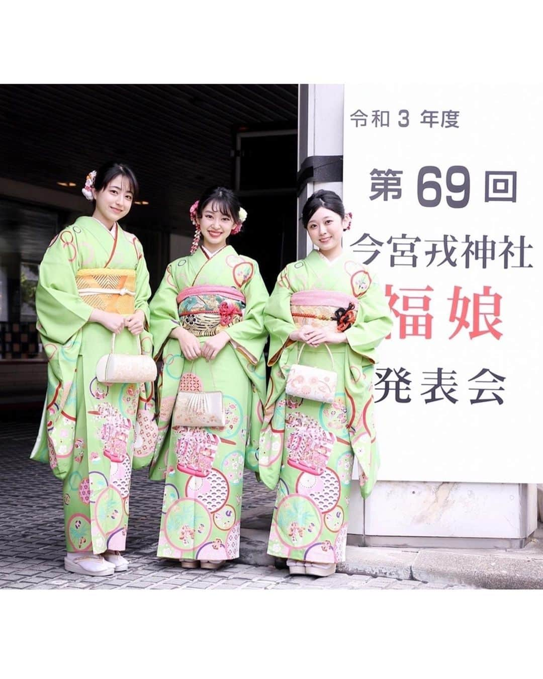 越智萌日さんのインスタグラム写真 - (越智萌日Instagram)「第69回今宮戎神社福娘発表会に前年度福娘代表として出席しました🎋 . 「福娘をさせていただいてからもう1年経ったんだなあ」という感慨深い思いと、「久々に68代のみんなと会えた✨」というウキウキな気持ちで胸がいっぱいになりました💕 . 69代の福娘の皆さんも、とっても綺麗で笑顔が素敵で、たくさん福をいただいちゃいました😍 . 本日の発表会の様子は12月20日(日)午後7時からBS11で放送予定です🎋 ぜひご覧下さい✨ . #4枚め現役みたいに写ってますが現役じゃないです #5枚めでフェイスシールドデビューを果たす . . . . . #今宮戎福娘　#今宮戎神社  #福娘　#福娘発表会  #今宮戎　#商工会議所  #和装　#和装ヘア　#着物　#着物ヘア」11月28日 22時59分 - moeka19990201