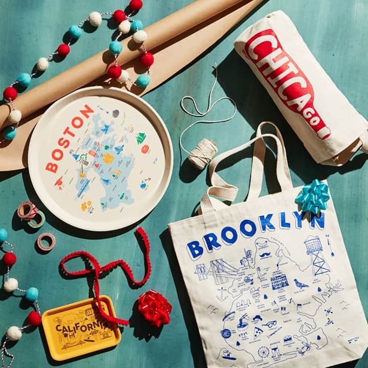 マップトートのインスタグラム：「Shop Small with Maptote! To celebrate #SmallBusinessSaturday enjoy 30% off + FREE Shipping on orders $75+! Knock out all your holiday shopping!⁠ .⁠ .⁠ Gift with purchase valid on all order $75+ while supplies last. 30% Off valid on full-priced items only until 11/30/2020. No promo code needed. Not valid on out-of-stock, wholesale, bulk, custom, or previous orders.」