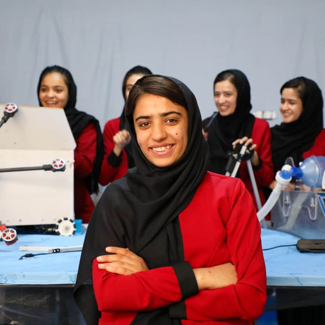 unicefさんのインスタグラム写真 - (unicefInstagram)「Meet 18-year-old Somaya, the captain of the ‘Afghan Dreamers’ robotics team, a group of 25 girls who built a robot for detecting landmines.⁣ ⁣⁣ She was recently included in the @bbc100women list of 2020 and she'd like to become a role model for young Afghan girls who wish to pursue careers in science and technology.⁣⁣  When Afghanistan’s first case of COVID-19 was reported in her province of Herat, Somaya and her all-female robotics team set to work on a low-cost ventilator to treat coronavirus patients.⁣  "Our focus shifted since the outbreak of COVID-19, [we] decided to build devices that can help the health system in the country fight the COVID-19 virus."⁣ ⁣⁣ Somaya's message to girls around the world?⁣ “As girls, we must continue to share our success stories with other girls, families and governments through different communication channels. This is empowering to many other girls out there.”⁣⁣ ⁣⁣ Congratulations, Somaya!⁣⁣  ⁣⁣ From @unicefafghanistan and @voicesofyouth - our community for youth, by youth.⁣ ⁣ © UNICEF/UNI363790/Arya」11月28日 23時00分 - unicef