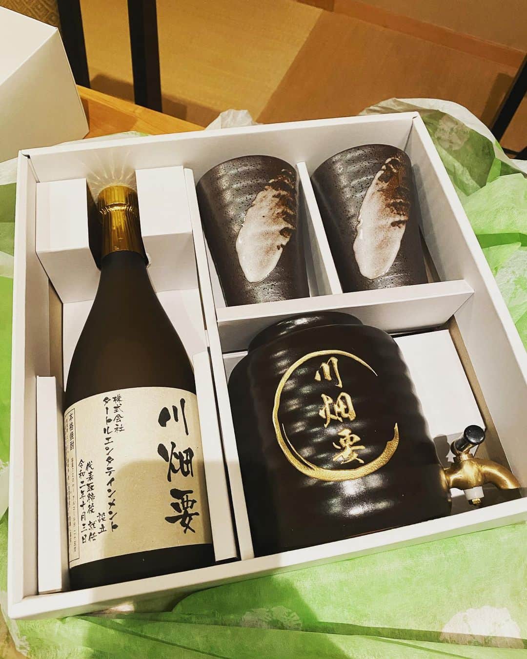 川畑要のインスタグラム：「こんなお祝い愛しか感じない😭😭 大切な宝物が増えました‼️ 本当にありがとう✨  #川畑要 #chemistry #独立祝い #turtleentertainment」