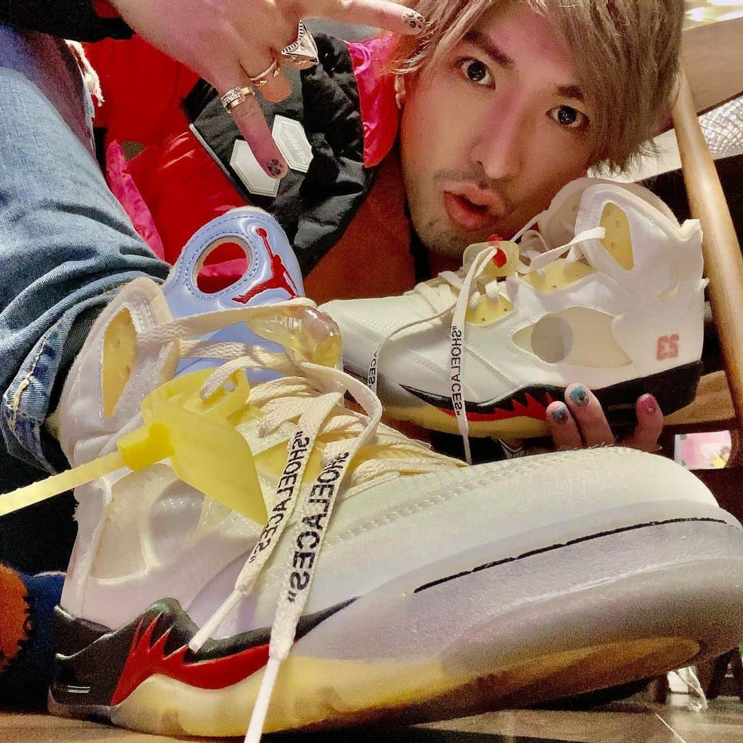 りんたろーさんのインスタグラム写真 - (りんたろーInstagram)「OFF-WHITE × NIKE AIR JORDAN5 "SAIL"  #offwhiteコーデ　 #意識したつもりないのに #そのブランドの店舗行く時に限って #全身そのブランド着ちゃってる時 #ないですか　#めちゃ恥ずい #こいつうちのブランドのヲタク #うちしか持ってねぇのかよとか #思われてそう　#てか思われてる #普段は違うよ　#割と色んなの #着てるよと心の中で叫びながら #全力でスカしてる　#twitter  #トレンド祭り　#ありがとう💕 #明日3時30分起き  #誰か起こせる #ていうか起きれるのか #とりま弁当仕込んで　 #スキンケアして　#筋トレして #早いとこ寝なければ　#アーメンw」11月28日 23時02分 - rin_the_sky