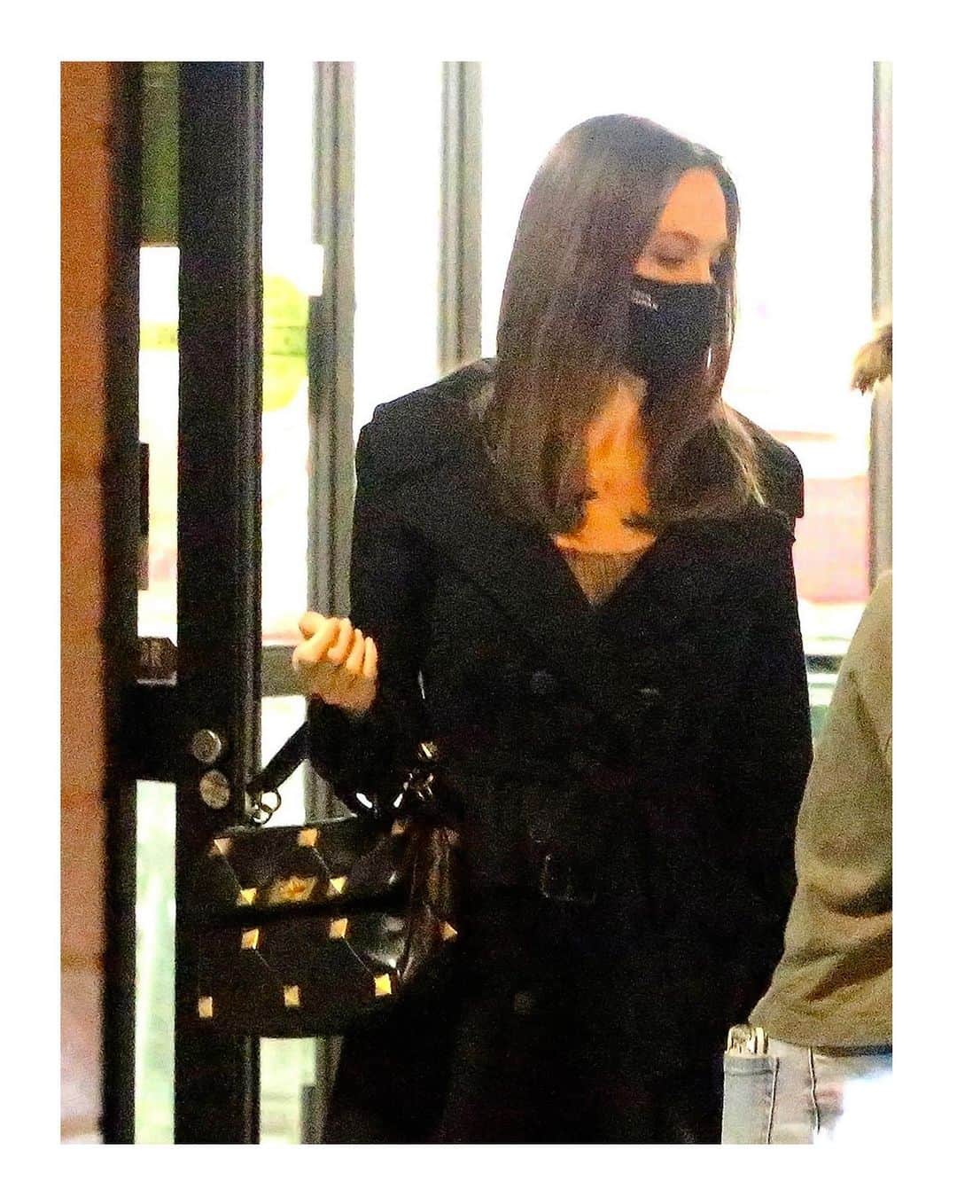 Valentinoさんのインスタグラム写真 - (ValentinoInstagram)「In Los Angeles, Angelina Jolie was photographed carrying the black Valentino Garavani #RomanStud bag. Discover the entire selection, among other items from #ValentinoDiary, at the link in bio.」11月28日 23時05分 - maisonvalentino
