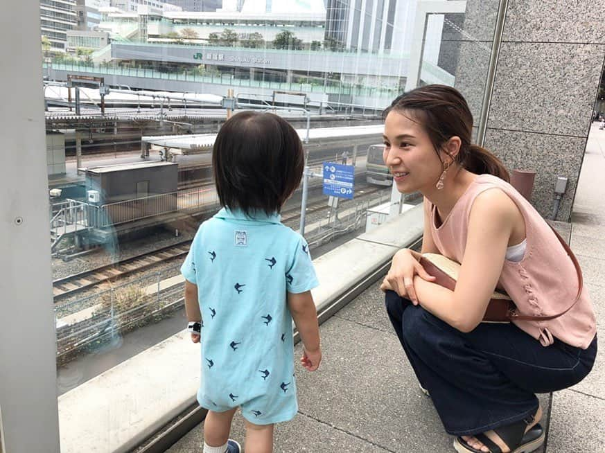 女子アナ47さんのインスタグラム写真 - (女子アナ47Instagram)「大阪出身、子育てと仕事の両立に奮闘中の石田鮎美です！ 息子はもうすぐ2歳。 最近はもっぱら鉄道に夢中です。 電車の名前もどんどん暗記しています。 「こえ？」(これは？)と聞かれるので、鉄道図鑑を片手に必死に調べています。笑   今回は関西のおすすめ鉄道スポット、そして都内の穴場スポットを ご紹介しています♪   詳しくはプロフィール欄にあるＵＲＬから47発信プロジェクトを見てください♪   #女子アナ４７ #女子アナ発信プロジェクト#アナウンサー #フリーアナウンサー #女子アナ #地方創生　#アナウンサー　 #小鉄 #小鉄ママ #鉄分多め #観光電車 #青の交響曲 #鉄道好き #京都鉄道博物館」11月28日 23時15分 - jana47com