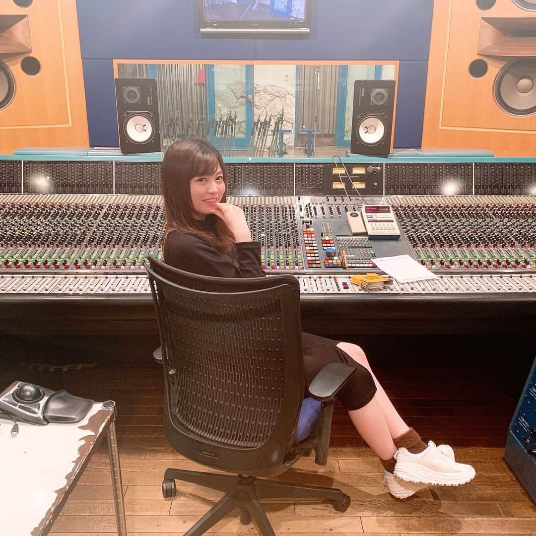 鈴木このみのインスタグラム：「🎤🎧🎤🎧 ドヤ感強めの2020年歌い納め。  早く聴いてビックリしてほしい(￣▽￣) お楽しみにーっ！」