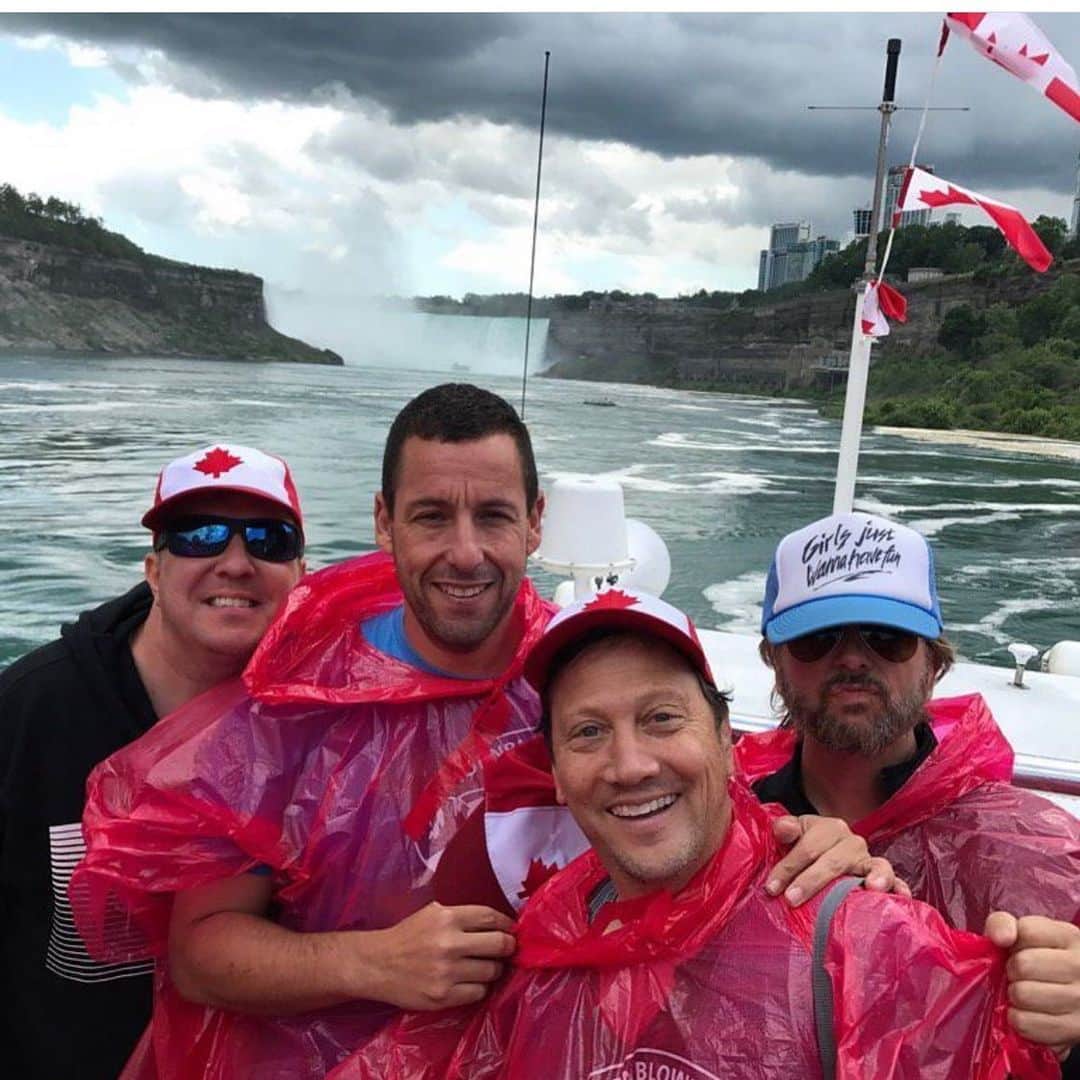 デヴィッド・スペードのインスタグラム：「Throwback to Niagara Falls with Hubie, Deuce, and Bucky. Ps im doing ‘bit’ in this photo. I guess no one else was 😒」