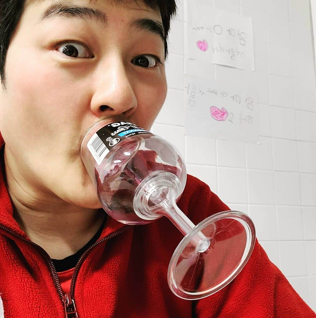 パク・クァンヒョンさんのインスタグラム写真 - (パク・クァンヒョンInstagram)「숨 들여 마시면서 컵 안떨어뜨리기 ㅎㅎ 딱 10초 했더니... 자국남 ㅜㅜ  빨리 안 없어짐 ㅜㅜ . 걍 지금 씻기 전에 장난 한번 쳐 봄.  후회함 ㅋㅋ . #박광현 #굿나잇 #이런장난 #하지마세요 #후회해요」11月28日 23時11分 - gwangparty