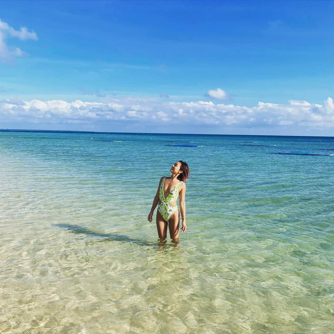 Nazukiのインスタグラム：「⛱はいむるぶしビーチ⛱  行ってみたかったとこ❣️❣️  小浜島　はいむるぶし🌴  ほんと綺麗✨✨✨ 同じ日本とは思えない🥺  石垣島からフェリーで⛴ 小浜島🌴到着✨  はいむるぶしリゾートホテルにstay💕  人もいないし、ずっと透き通っていて、遠浅で子供も安全✌️  日本のHawaiiだね💕  #haimurubushi #beach #japan #okinawa #ishigakiisland  #hawaii #小浜島　#石垣島 #はいむるぶし #リゾート #resort #trip #子連れ旅行」
