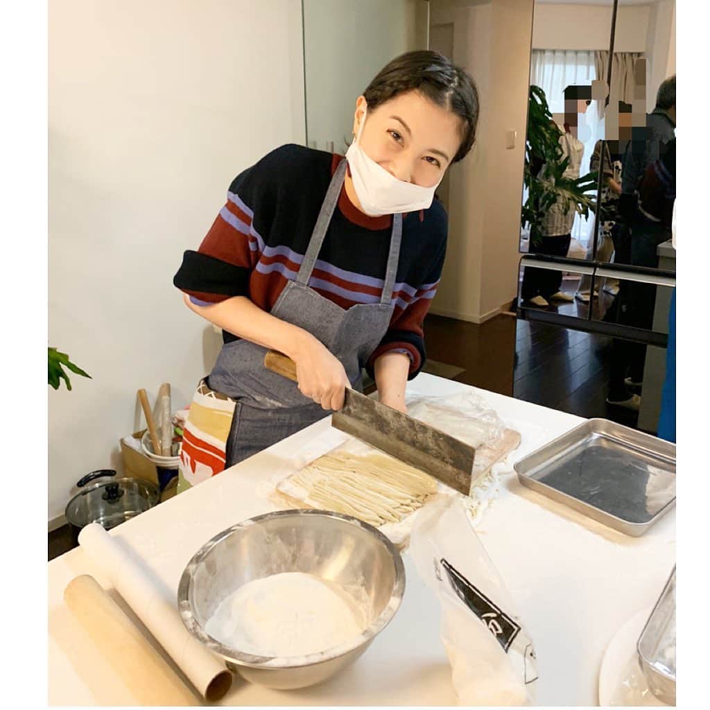 七瀬遥のインスタグラム：「初めての蕎麦打ち🙌 すっごく楽しかった〜🤗💕 そして、めちゃくちゃ美味しかったよ😋 切るのは太かったり細かったりまばらになるけど、それもまたいいよね🤣 その他は用意してくださっていて、この他にも天ぷらまで出して頂き、めちゃくちゃ豪華で大満足でした😆💖 楽しくって美味しくって幸せ❤️🌈  #蕎麦打ち#初体験#美味しい#美しい#beautiful#delicious#good#friend#happy#love#happiness#good#smile#tokyo#omotesando#japan」
