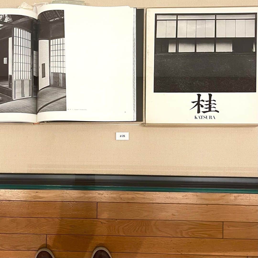 林信行さんのインスタグラム写真 - (林信行Instagram)「Ishimoto Yasuhiro Centennial: Tradition and Modernity @ Tokyo Opera City Art Gallery -Dec. 20, 2020  昔、あれはおそらく鎌倉の祖父母の家で、表紙に「桂」と書かれたかっこいい写真集を見た記憶がある。 海外で育った私は、その表紙に写ったモノクロの桂離宮の写真に、ものすごく「和」を感じていたのだが、実はそれはアメリカで生まれ育った写真家、石元泰博だからこそ捕らえられた「和」の美しさであることを東京都写真美術館の展覧会「生誕100年 石元泰博写真展 生命体としての都市」で知った。 その東京都写真美術館の写真展は、惜しまれつつも終わってしまったが、初台にある東京オペラシティアートギャラリーの展覧会「生誕100年 石元泰博写真展 伝統と近代」は12月20日まで開催しており、まだ見にいく時間があるので、ここで紹介しておきたい。  東京都写真美術館での展覧会は〈シブヤ、シブヤ〉や〈シカゴ、シカゴ〉、桂離宮のシリーズ、多重露光のシリーズ、晩年に取り組んだ物質が形を失っていく様子を捕らえた〈刻〉というシリーズなど、いくつかの代表的なシリーズを紹介する形での展覧会だった。２度、撮り下ろしている桂離宮、まだアメリカ人的な見方だった１度目と、かなり日本の文化も知った２度目の訪問で、かなり写真の切り取り方が変わっているのが比較できたのが特に印象に残った。  それに対して東京オペラシティーアートギャラリーでの本展は、桂離宮やシカゴを捕らえた代表的な作品も展示されているが、作家活動の前半に軸足を置いている。 ２フロアをフルに活用して、石元の真骨頂を感じさせる近代建築系の写真や、ちょっと意外な三島由紀夫や土方石原慎太郎、土方巽、唐十郎ら有名人のポートレート。京都東寺の曼荼羅を大きく引き伸ばした両界曼陀羅など、石元がいかに多彩な作品に取り組んできたかを見せてくれる。  1960年代高度成長期の日本を捕らえた「日本の産業」というシリーズや、ひたすらラップに包まれたスーパーの食材を写した「食物誌」というシリーズからは、近代化や消費社会に対する批判のようなまなざしを感じ取ることもできる。  石元の足跡を追った本展覧会は、会場に飾られている雑誌や、写真集、招待状など石元が生きていた時代の写真文化を感じさせる品々、そして最後の年表も見所の一つだ。  なんといっても個人的に衝撃的だったのが、桂離宮撮影時のエピソード。なんと、よりにもよって京都の超高級旅館の「俵屋」に１ヶ月も宿泊して撮影をし、親が土地を売って宿代を支払い、勘当されたのだという。しかし、それくらい大それたことをやってのけたからこそ、後の石元があるのだと思わされるエピソードだ。  膨大な写真を見ていると、たまにハっとして足を止められることがある。 一見、無機質に見える人工物の切り取られた形が、何か物凄い存在感を持って訴えかけてくる写真がたまにあるのだ。そんな石元の初期の作品を見てみると、かなり抽象的かつ幾何学的な作品をいくつか撮っているのを見かけた。シカゴのInstitute of Design（通称、ニュー・バウハウス）に在学し、実験的な作品を撮っていた頃の写真のようで、なるほど、たまにキラリと光、この幾何学的な捉え方が人の建築だったり、ポートレートだったり、街角の風景の構図にパキっとしたメリハリと強さを与えているのだなと感じた。 当然、彼が撮っていた時代の写真機は、まだ巨大で撮った写真が、ちゃんと正面から撮れていたか否かは、写真が現像されるまではわからない（その場で確認できる、今のデジタルカメラやスマートフォンとは違うのだ）。 　そんなことを考えるうちに、背筋がピンと伸びて、今は撮ってすぐに確認できる時代なのだから、ちゃんと心が動く写真になるまで、もう少し頑張って試行錯誤を繰り返して撮ろうという気持ちになった。  展覧会を紹介する写真を、いったいどうやってとるべきかは、ここ数ヶ月、自分でも悩んでいる課題のひとつだが、今日はこの石元展での１時間だけの撮影会で、少しだけ試行錯誤をしながら粘ってみた。  なお、東京オペラシティーアートギャラリーでの展示は、12月20日に終了するが、その後、来年１−２月には、石元ゆかりの地である高知の高知県立美術館で集大成となる展覧会があるそうで、そちらも是非、足を運びたくなった。  *) 本展は撮影禁止です。特別な許可を得て撮影しています。  生誕100年 石元泰博写真展 伝統と近代 Ishimoto Yasuhiro Centennial: Tradition and Modernity ─ 12月20日［日］ 月曜休館  #東京オペラシティーアートギャラリー #石元泰博 #伝統と近代 #YasuhiroIshimoto #TraditionAndModernity #TokyoOperaCityArtGallery」11月28日 23時12分 - nobihaya