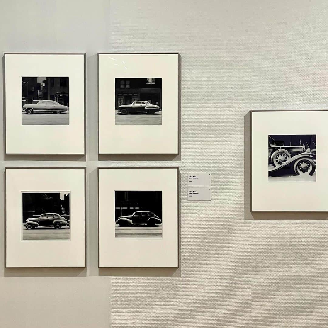 林信行さんのインスタグラム写真 - (林信行Instagram)「Ishimoto Yasuhiro Centennial: Tradition and Modernity @ Tokyo Opera City Art Gallery -Dec. 20, 2020  昔、あれはおそらく鎌倉の祖父母の家で、表紙に「桂」と書かれたかっこいい写真集を見た記憶がある。 海外で育った私は、その表紙に写ったモノクロの桂離宮の写真に、ものすごく「和」を感じていたのだが、実はそれはアメリカで生まれ育った写真家、石元泰博だからこそ捕らえられた「和」の美しさであることを東京都写真美術館の展覧会「生誕100年 石元泰博写真展 生命体としての都市」で知った。 その東京都写真美術館の写真展は、惜しまれつつも終わってしまったが、初台にある東京オペラシティアートギャラリーの展覧会「生誕100年 石元泰博写真展 伝統と近代」は12月20日まで開催しており、まだ見にいく時間があるので、ここで紹介しておきたい。  東京都写真美術館での展覧会は〈シブヤ、シブヤ〉や〈シカゴ、シカゴ〉、桂離宮のシリーズ、多重露光のシリーズ、晩年に取り組んだ物質が形を失っていく様子を捕らえた〈刻〉というシリーズなど、いくつかの代表的なシリーズを紹介する形での展覧会だった。２度、撮り下ろしている桂離宮、まだアメリカ人的な見方だった１度目と、かなり日本の文化も知った２度目の訪問で、かなり写真の切り取り方が変わっているのが比較できたのが特に印象に残った。  それに対して東京オペラシティーアートギャラリーでの本展は、桂離宮やシカゴを捕らえた代表的な作品も展示されているが、作家活動の前半に軸足を置いている。 ２フロアをフルに活用して、石元の真骨頂を感じさせる近代建築系の写真や、ちょっと意外な三島由紀夫や土方石原慎太郎、土方巽、唐十郎ら有名人のポートレート。京都東寺の曼荼羅を大きく引き伸ばした両界曼陀羅など、石元がいかに多彩な作品に取り組んできたかを見せてくれる。  1960年代高度成長期の日本を捕らえた「日本の産業」というシリーズや、ひたすらラップに包まれたスーパーの食材を写した「食物誌」というシリーズからは、近代化や消費社会に対する批判のようなまなざしを感じ取ることもできる。  石元の足跡を追った本展覧会は、会場に飾られている雑誌や、写真集、招待状など石元が生きていた時代の写真文化を感じさせる品々、そして最後の年表も見所の一つだ。  なんといっても個人的に衝撃的だったのが、桂離宮撮影時のエピソード。なんと、よりにもよって京都の超高級旅館の「俵屋」に１ヶ月も宿泊して撮影をし、親が土地を売って宿代を支払い、勘当されたのだという。しかし、それくらい大それたことをやってのけたからこそ、後の石元があるのだと思わされるエピソードだ。  膨大な写真を見ていると、たまにハっとして足を止められることがある。 一見、無機質に見える人工物の切り取られた形が、何か物凄い存在感を持って訴えかけてくる写真がたまにあるのだ。そんな石元の初期の作品を見てみると、かなり抽象的かつ幾何学的な作品をいくつか撮っているのを見かけた。シカゴのInstitute of Design（通称、ニュー・バウハウス）に在学し、実験的な作品を撮っていた頃の写真のようで、なるほど、たまにキラリと光、この幾何学的な捉え方が人の建築だったり、ポートレートだったり、街角の風景の構図にパキっとしたメリハリと強さを与えているのだなと感じた。 当然、彼が撮っていた時代の写真機は、まだ巨大で撮った写真が、ちゃんと正面から撮れていたか否かは、写真が現像されるまではわからない（その場で確認できる、今のデジタルカメラやスマートフォンとは違うのだ）。 　そんなことを考えるうちに、背筋がピンと伸びて、今は撮ってすぐに確認できる時代なのだから、ちゃんと心が動く写真になるまで、もう少し頑張って試行錯誤を繰り返して撮ろうという気持ちになった。  展覧会を紹介する写真を、いったいどうやってとるべきかは、ここ数ヶ月、自分でも悩んでいる課題のひとつだが、今日はこの石元展での１時間だけの撮影会で、少しだけ試行錯誤をしながら粘ってみた。  なお、東京オペラシティーアートギャラリーでの展示は、12月20日に終了するが、その後、来年１−２月には、石元ゆかりの地である高知の高知県立美術館で集大成となる展覧会があるそうで、そちらも是非、足を運びたくなった。  *) 本展は撮影禁止です。特別な許可を得て撮影しています。  生誕100年 石元泰博写真展 伝統と近代 Ishimoto Yasuhiro Centennial: Tradition and Modernity ─ 12月20日［日］ 月曜休館  #東京オペラシティーアートギャラリー #石元泰博 #伝統と近代 #YasuhiroIshimoto #TraditionAndModernity #TokyoOperaCityArtGallery」11月28日 23時12分 - nobihaya