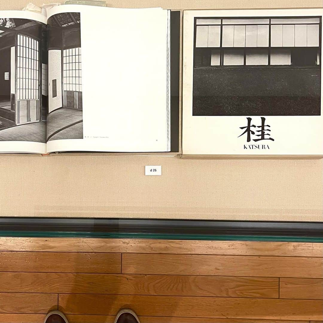 林信行のインスタグラム：「Ishimoto Yasuhiro Centennial: Tradition and Modernity @ Tokyo Opera City Art Gallery -Dec. 20, 2020  昔、あれはおそらく鎌倉の祖父母の家で、表紙に「桂」と書かれたかっこいい写真集を見た記憶がある。 海外で育った私は、その表紙に写ったモノクロの桂離宮の写真に、ものすごく「和」を感じていたのだが、実はそれはアメリカで生まれ育った写真家、石元泰博だからこそ捕らえられた「和」の美しさであることを東京都写真美術館の展覧会「生誕100年 石元泰博写真展 生命体としての都市」で知った。 その東京都写真美術館の写真展は、惜しまれつつも終わってしまったが、初台にある東京オペラシティアートギャラリーの展覧会「生誕100年 石元泰博写真展 伝統と近代」は12月20日まで開催しており、まだ見にいく時間があるので、ここで紹介しておきたい。  東京都写真美術館での展覧会は〈シブヤ、シブヤ〉や〈シカゴ、シカゴ〉、桂離宮のシリーズ、多重露光のシリーズ、晩年に取り組んだ物質が形を失っていく様子を捕らえた〈刻〉というシリーズなど、いくつかの代表的なシリーズを紹介する形での展覧会だった。２度、撮り下ろしている桂離宮、まだアメリカ人的な見方だった１度目と、かなり日本の文化も知った２度目の訪問で、かなり写真の切り取り方が変わっているのが比較できたのが特に印象に残った。  それに対して東京オペラシティーアートギャラリーでの本展は、桂離宮やシカゴを捕らえた代表的な作品も展示されているが、作家活動の前半に軸足を置いている。 ２フロアをフルに活用して、石元の真骨頂を感じさせる近代建築系の写真や、ちょっと意外な三島由紀夫や土方石原慎太郎、土方巽、唐十郎ら有名人のポートレート。京都東寺の曼荼羅を大きく引き伸ばした両界曼陀羅など、石元がいかに多彩な作品に取り組んできたかを見せてくれる。  1960年代高度成長期の日本を捕らえた「日本の産業」というシリーズや、ひたすらラップに包まれたスーパーの食材を写した「食物誌」というシリーズからは、近代化や消費社会に対する批判のようなまなざしを感じ取ることもできる。  石元の足跡を追った本展覧会は、会場に飾られている雑誌や、写真集、招待状など石元が生きていた時代の写真文化を感じさせる品々、そして最後の年表も見所の一つだ。  なんといっても個人的に衝撃的だったのが、桂離宮撮影時のエピソード。なんと、よりにもよって京都の超高級旅館の「俵屋」に１ヶ月も宿泊して撮影をし、親が土地を売って宿代を支払い、勘当されたのだという。しかし、それくらい大それたことをやってのけたからこそ、後の石元があるのだと思わされるエピソードだ。  膨大な写真を見ていると、たまにハっとして足を止められることがある。 一見、無機質に見える人工物の切り取られた形が、何か物凄い存在感を持って訴えかけてくる写真がたまにあるのだ。そんな石元の初期の作品を見てみると、かなり抽象的かつ幾何学的な作品をいくつか撮っているのを見かけた。シカゴのInstitute of Design（通称、ニュー・バウハウス）に在学し、実験的な作品を撮っていた頃の写真のようで、なるほど、たまにキラリと光、この幾何学的な捉え方が人の建築だったり、ポートレートだったり、街角の風景の構図にパキっとしたメリハリと強さを与えているのだなと感じた。 当然、彼が撮っていた時代の写真機は、まだ巨大で撮った写真が、ちゃんと正面から撮れていたか否かは、写真が現像されるまではわからない（その場で確認できる、今のデジタルカメラやスマートフォンとは違うのだ）。 　そんなことを考えるうちに、背筋がピンと伸びて、今は撮ってすぐに確認できる時代なのだから、ちゃんと心が動く写真になるまで、もう少し頑張って試行錯誤を繰り返して撮ろうという気持ちになった。  展覧会を紹介する写真を、いったいどうやってとるべきかは、ここ数ヶ月、自分でも悩んでいる課題のひとつだが、今日はこの石元展での１時間だけの撮影会で、少しだけ試行錯誤をしながら粘ってみた。  なお、東京オペラシティーアートギャラリーでの展示は、12月20日に終了するが、その後、来年１−２月には、石元ゆかりの地である高知の高知県立美術館で集大成となる展覧会があるそうで、そちらも是非、足を運びたくなった。  *) 本展は撮影禁止です。特別な許可を得て撮影しています。  生誕100年 石元泰博写真展 伝統と近代 Ishimoto Yasuhiro Centennial: Tradition and Modernity ─ 12月20日［日］ 月曜休館  #東京オペラシティーアートギャラリー #石元泰博 #伝統と近代 #YasuhiroIshimoto #TraditionAndModernity #TokyoOperaCityArtGallery」