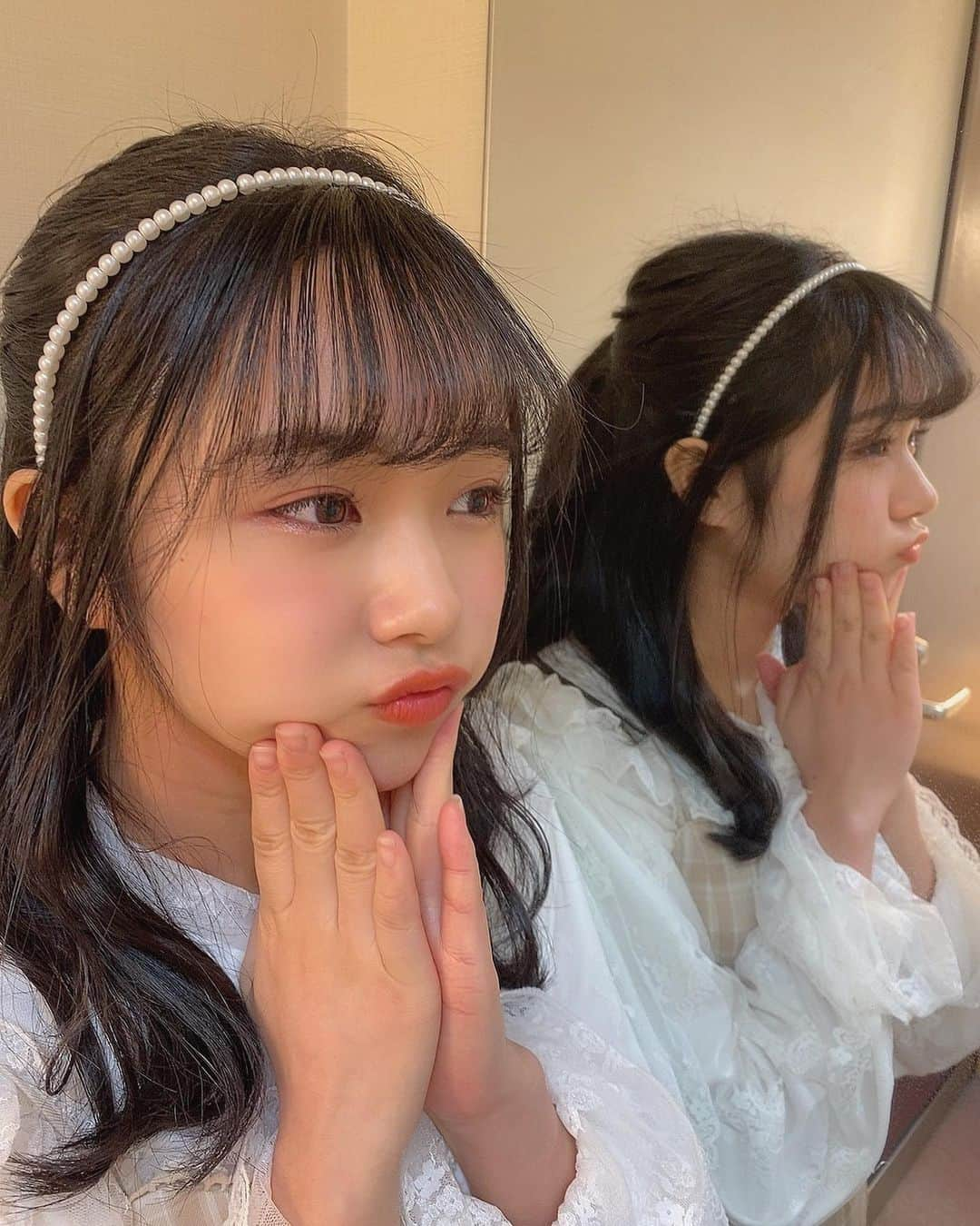 真下華穂さんのインスタグラム写真 - (真下華穂Instagram)「じぶんがふたり。 #鏡 #鏡越し #ngt48 #真下華穂 #white #🤍」11月28日 23時13分 - k.a.h.o.kahochan