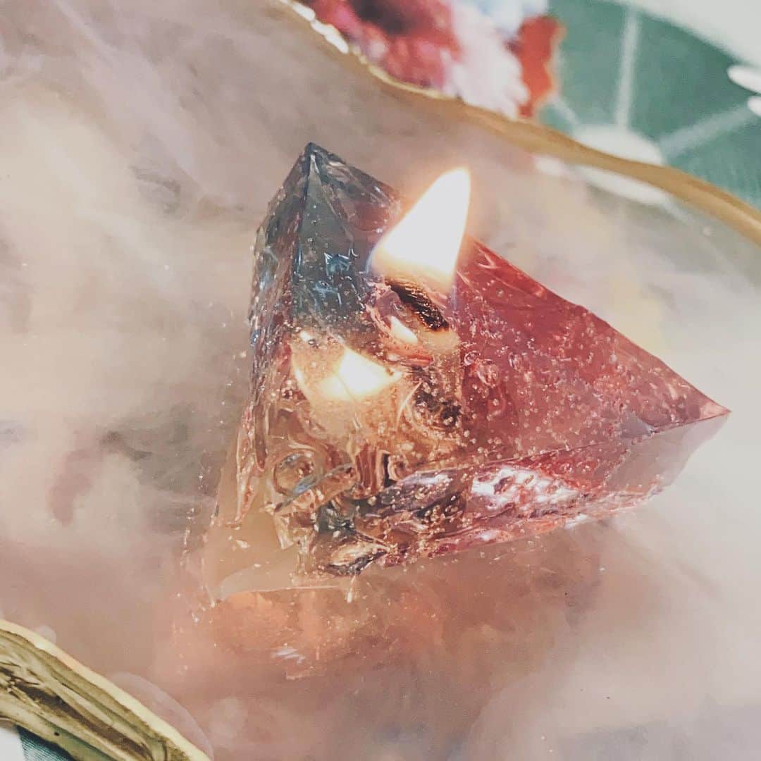 島袋美由利のインスタグラム：「.﻿ .﻿ 「傘を忘れたらお前の体内に埋め込まれた爆弾のスイッチが作動してお前は死ぬ」と言われたら秒で人生終わらせられるくらいにすぐ傘を忘れます。﻿ ﻿ 傘を忘れて、心当たりのあるお店に問い合わせて、無事回収できても 家に帰る頃には傘がなくなっています。﻿ ﻿ 傘をなくさない人ってどう生きているのだろう🤔？﻿ 傘だけじゃなく みた映画や読んだ本の内容もすぐ忘れちゃうし予定も忘れちゃうし大変だ(˘ω˘)﻿ ﻿ みなさまも忘れものにはお気をつけください〜。﻿ ﻿ 「ギャルと恐竜」9話は本日25:30からです。﻿ ドタバタするシーンの絵？テイスト？がとても可愛いのです。よろしくお願いいたします🦕⋆͛﻿ (忘れないうちに告知。笑)」