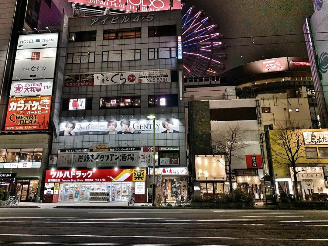 河野真也のインスタグラム：「昨日の夜ご飯は、ススキノにある親しいお店のメニューをテイクアウト。 ビルの前までお店の方が出てきてくれて、車に乗ったまま電話で予約していたものを買わせてもらって。 他でも、そんな光景がチラホラ。みんな考えることは同じなのかなと。  時短要請、外出自粛、goto除外……。  金曜日の夜７時前に、まったく人が居ないススキノを見て。  元々、そんなにススキノに飲みに行く方じゃないけど、こんなススキノは見たくないなと思い、ショックを受けて。  早く落ち着きを取り戻す為に。  今、できることを。  医療従事者への感謝を表すというものが一時期、よく見られた。 あれは、一時のブームですることじゃない。  ずっと続いてる。  それぞれの立場で、それぞれにできることを。  #北海道愛がとまらない #ススキノ #こんな景色は見たくない #医療従事者に敬意と感謝」