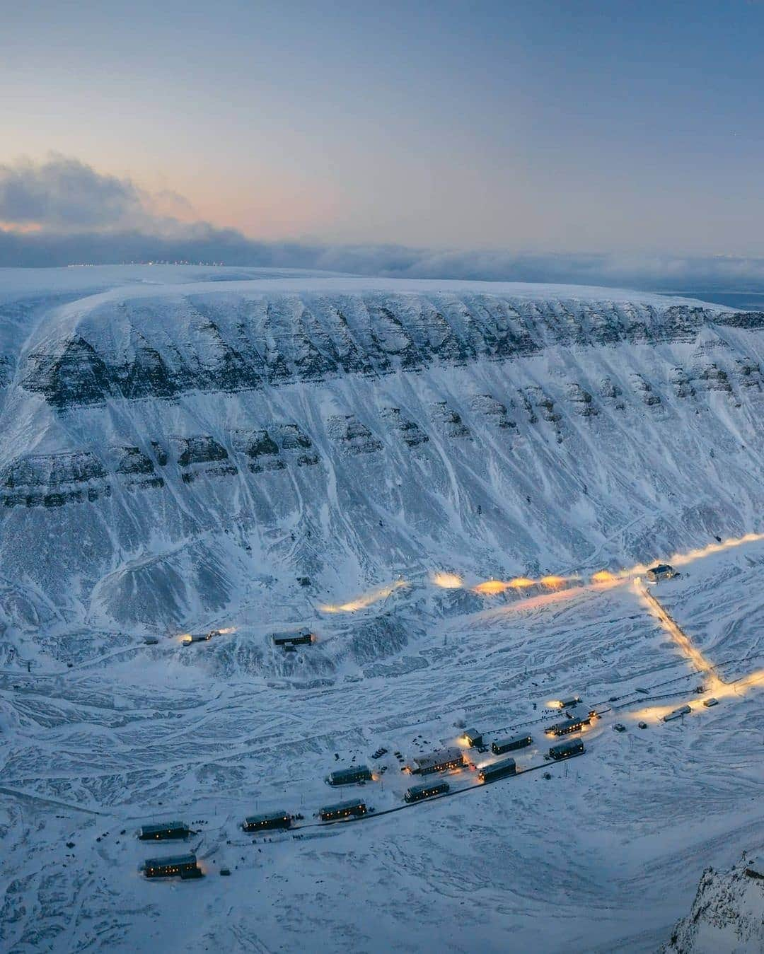 BEAUTIFUL DESTINATIONSさんのインスタグラム写真 - (BEAUTIFUL DESTINATIONSInstagram)「Did you know about Longyearbyen, the world's northernmost town? 🤯 Though it's remote and expensive to travel to, it's nonetheless worth a visit!  𝟓 𝐈𝐧𝐭𝐞𝐫𝐞𝐬𝐭𝐢𝐧𝐠 𝐅𝐚𝐜𝐭𝐬 𝐚𝐛𝐨𝐮𝐭 𝐋𝐨𝐧𝐠𝐲𝐞𝐚𝐫𝐛𝐲𝐞𝐧 💡  1. Scientists found that its icy conditions and permafrost prevent buried bodies from decomposing here; if someone’s expected to pass away soon, they must be flown back to the mainland!  2. The sun doesn't rise for around 4 months, plunging the archipelago into what's known as the ‘polar night’.  3. Streets here only go by numbers. 4. Wild reindeers stroll around town. 5. Snow scooters are the preferred mode of transportation.  Would you go here? ❄️  📸 @zeppaio 📍 Longyearbyen, Spitsbergen, Norway」11月28日 23時19分 - beautifuldestinations