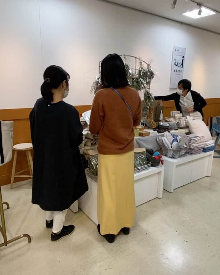 本多さおりのインスタグラム：「【 マルシェ2日目 】  今日も沢山の方々に来ていただき、本やインスタ見ていますとお声掛けいただき、嬉しかったです。  初日にほぼ売り切れてしまった リッチェルさんのコランダー&バット 野の花屋さんのスワッグ どちらも追加で納品していただき、朝から再びたくさん並んでいたにもかかわらず、やっぱり人気で、すごいスピードでお嫁に。  再び残りわずかになっておりますが、最終日もまだお手に取っていただけます。 商品の良いところ、活躍シーンのご説明喜んでいたしますので、お声掛けください。  拙著『モノが私を助けてくれる』（大和書房）も販売しておりますが、思いがけずこちらも沢山の方にお求めいただきありがたい限りです。  ご希望いただければサインもしております！（ご持参いただいた本でもサインさせていただいております）  明日最終日は10:30〜17:00の開催です。  お待ちしております！」
