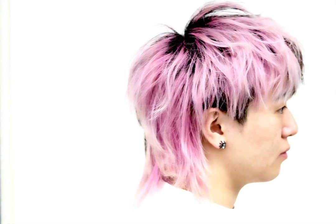 のインスタグラム：「✨早稲美Hair Style Collection✨ 22A ニシヤマ チヒロ #hairsalon#oceantokyowhite  @oceantokyowhite  #stylist#シメカケシンジ さん @shimekakeshinji  #menu#cut #stylingitem#自作ワックス #haircolor #black#purple  #hairstyle #snapshot  #ウルフカット#メンズウルフ #mensfashion #menshair  #美容師#美容師さんと繋がりたい  #美容学生#美容学生と繋がりたい  #ヘアサロン#早稲美#早稲田美容専門学校#hairstylecollection」