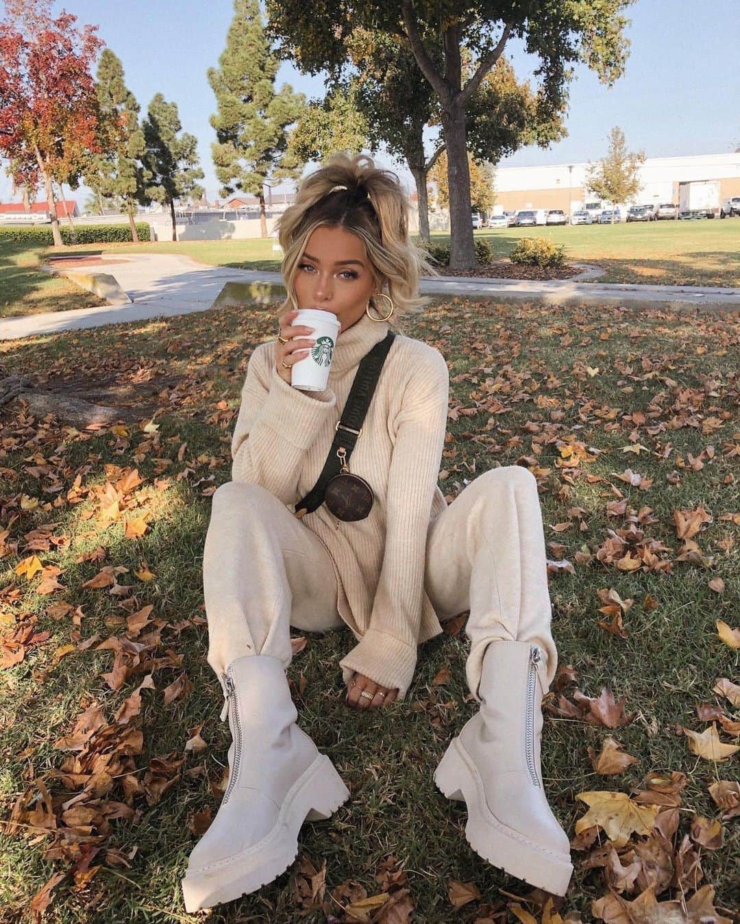 ASOSさんのインスタグラム写真 - (ASOSInstagram)「@delaneychilds [she/her] drinking a coffee in the ASOS LUXE jumper [1665063]  ICYMI: we went BIG this year, like really BIG. There's up to 70% OFF EVERYTHING, ALL OF IT. It's our biggest deal yet 🤑(Ts&Cs apply)」11月29日 10時15分 - asos