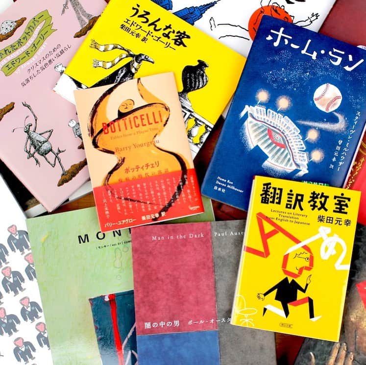 手紙社のインスタグラム：「【 本日開催！　訳したてのストーリーを、柴田元幸さんご本人が演じます！】﻿ アメリカ文学翻訳の第一人者・柴田元幸さん。数多くの翻訳作品が生み出されている柴田元幸さんの仕事部屋から、今訳しているもの、訳し終わったばかりのものなどを朗読いただきます。まるで仕事場を覗き見しているような感覚に陥りながら、力強い名演に導かれし名訳誕生の瞬間にゾクゾクしてみませんか？﻿ ﻿ ＜柴田元幸「いま、これ訳してます part7」開催概要＞﻿ 日時：11月29日（日）14:00～15:00﻿ 参加費：一般 ¥500（税込）／部員 ¥450（税込）﻿ ﻿ 申込み：受付中～11月29日（日）12:30　﻿ ﻿ ▶︎詳しくは「@tegamisha」プロフィールのハイライト「GOOD MEETING」より『いま、これ訳してます part6』」をチェック！﻿ ﻿ #手紙社#手紙舎#tegamisha#GOODMEETING#グッドミーティング#zoom#zoomレッスン#zoom講座#オンライン講座#オンラインイベント#オンライン#オンライン配信#オンライン開催#オンラインレッスン#リモート#おうち時間#ステイホーム#stayhome#柴田元幸#アメリカ文学#翻訳#朗読#MONKEY#ホームラン」