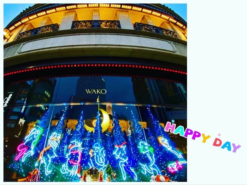 牛窪万里子さんのインスタグラム写真 - (牛窪万里子Instagram)「銀座の夜もクリスマスモード。毎年楽しみな時期。  #銀座 #クリスマスイルミネーション #銀座ワコー #ショーウィンドウ #ショーウィンドウディスプレイ  #ginza #アナウンサー #元NHKキャスター #NHK #ライフスタイル #美 #オシャレ #日々の活動 #コミュニケーション #会社経営 #女性経営者 #女性活躍推進 #instagood  #instadaily #dailylife2020 #dailystyle2020」11月29日 8時44分 - mariko_ushikubo