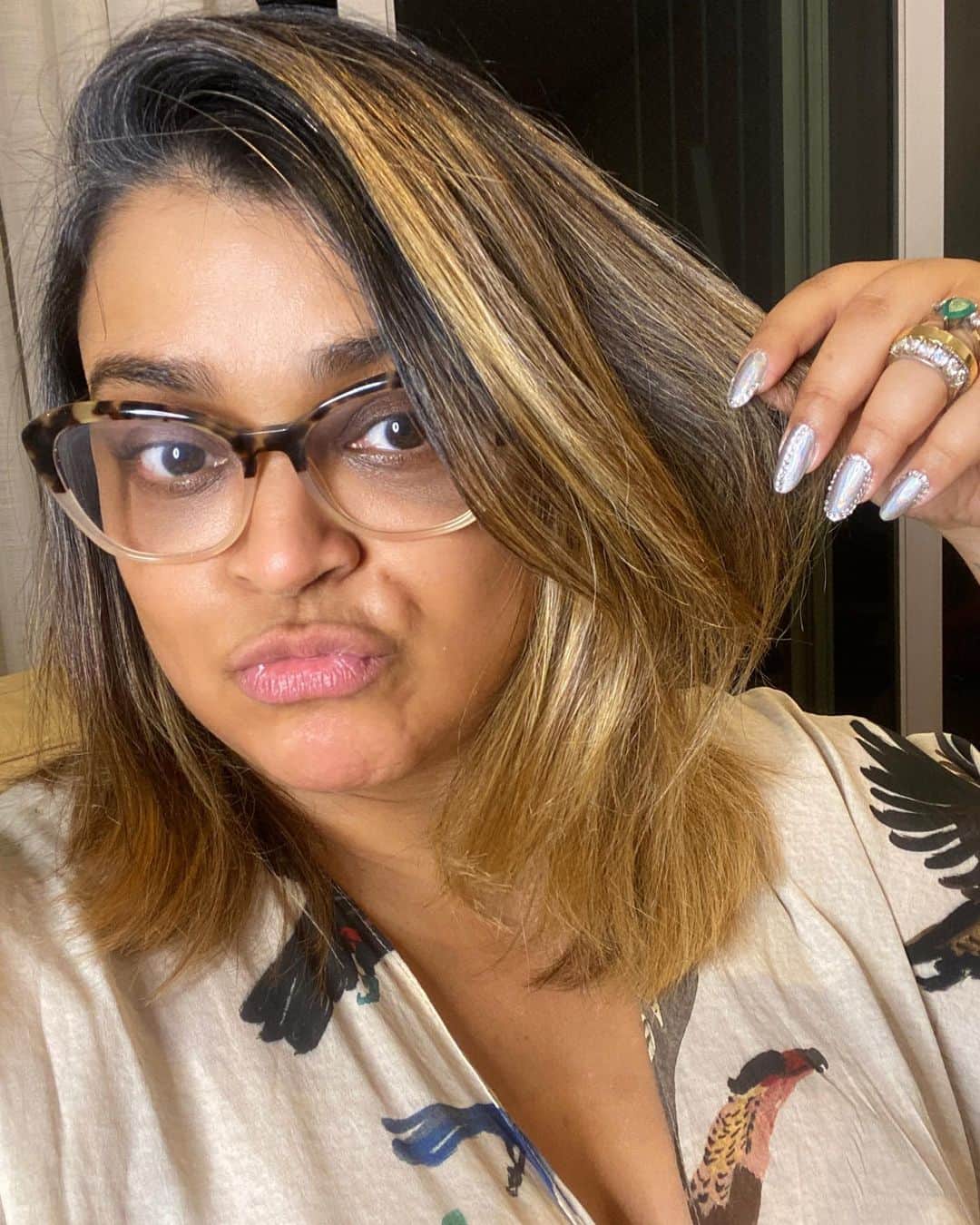 Preta Gilのインスタグラム：「Dei tchau pro rosa do cabelo!!! E agora fico assim ou pinto de outra cor ?? O que iremos aprontar hein @salonlinebrasil ??? Mas os brancos continuam por aqui, tô amando eles !!!obrigada @deiadios pelo cuidado e carinho de sempre ❤️#pretasendopreta」